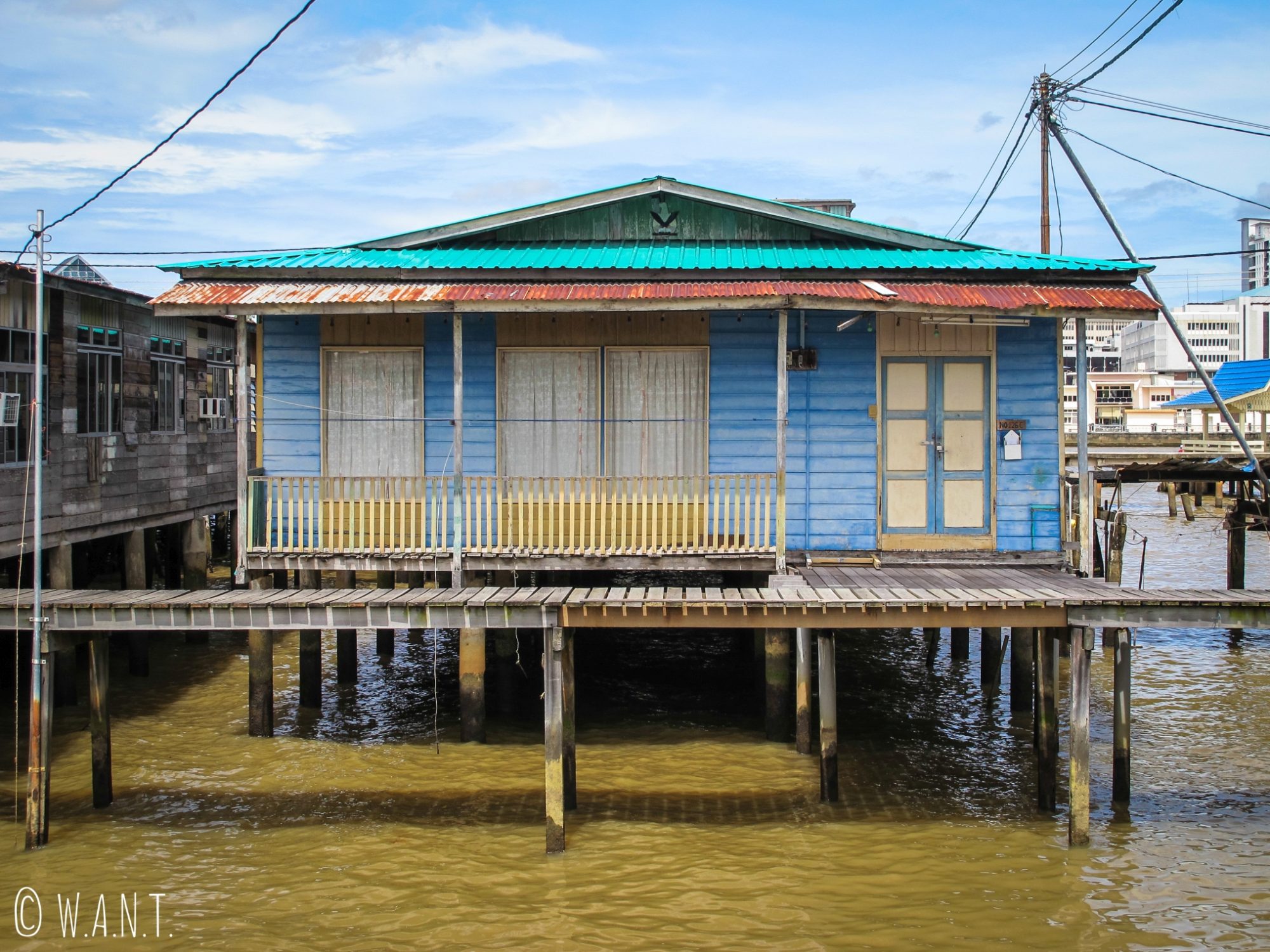 Habitation traditionnelle du village flottant de Kampong Ayer à Bandar Seri Begawan