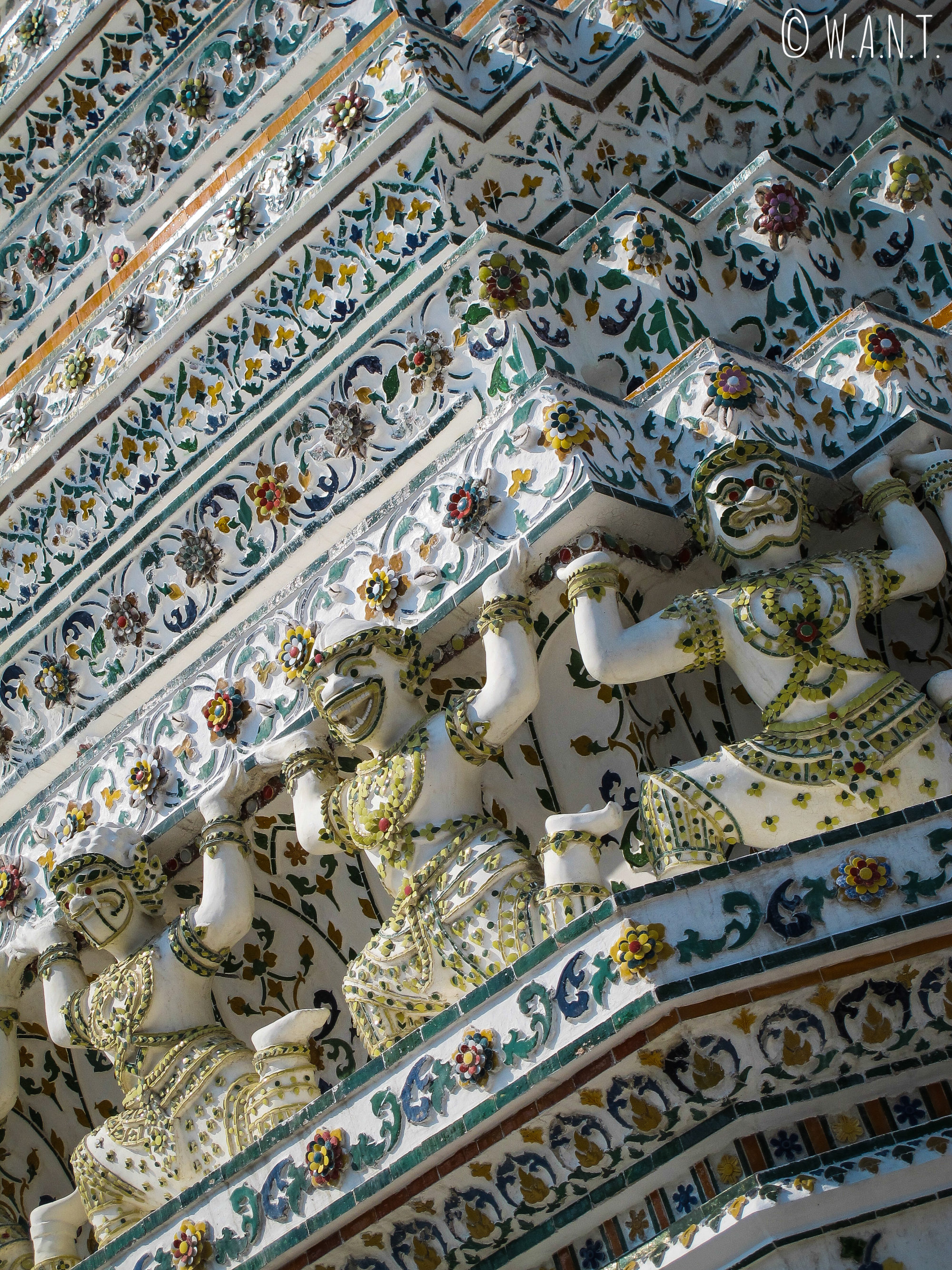 Kinaries sur le Wat Arun de Bangkok