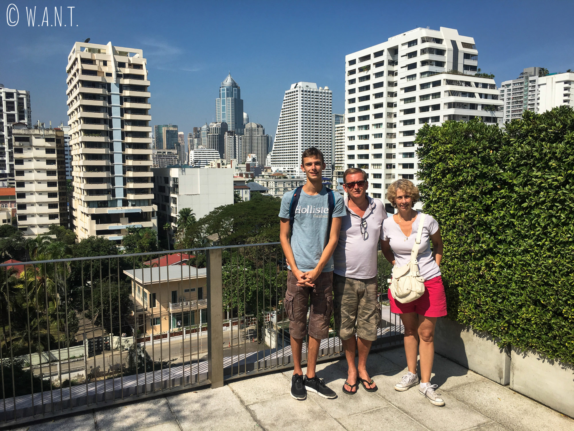 La famille de Marion sur le toit de notre logement Airbnb à Bangkok