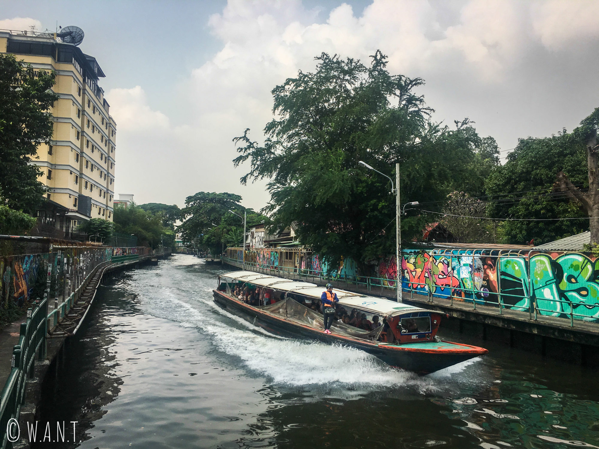 Les bateaux-bus circulent le canal à Bangkok