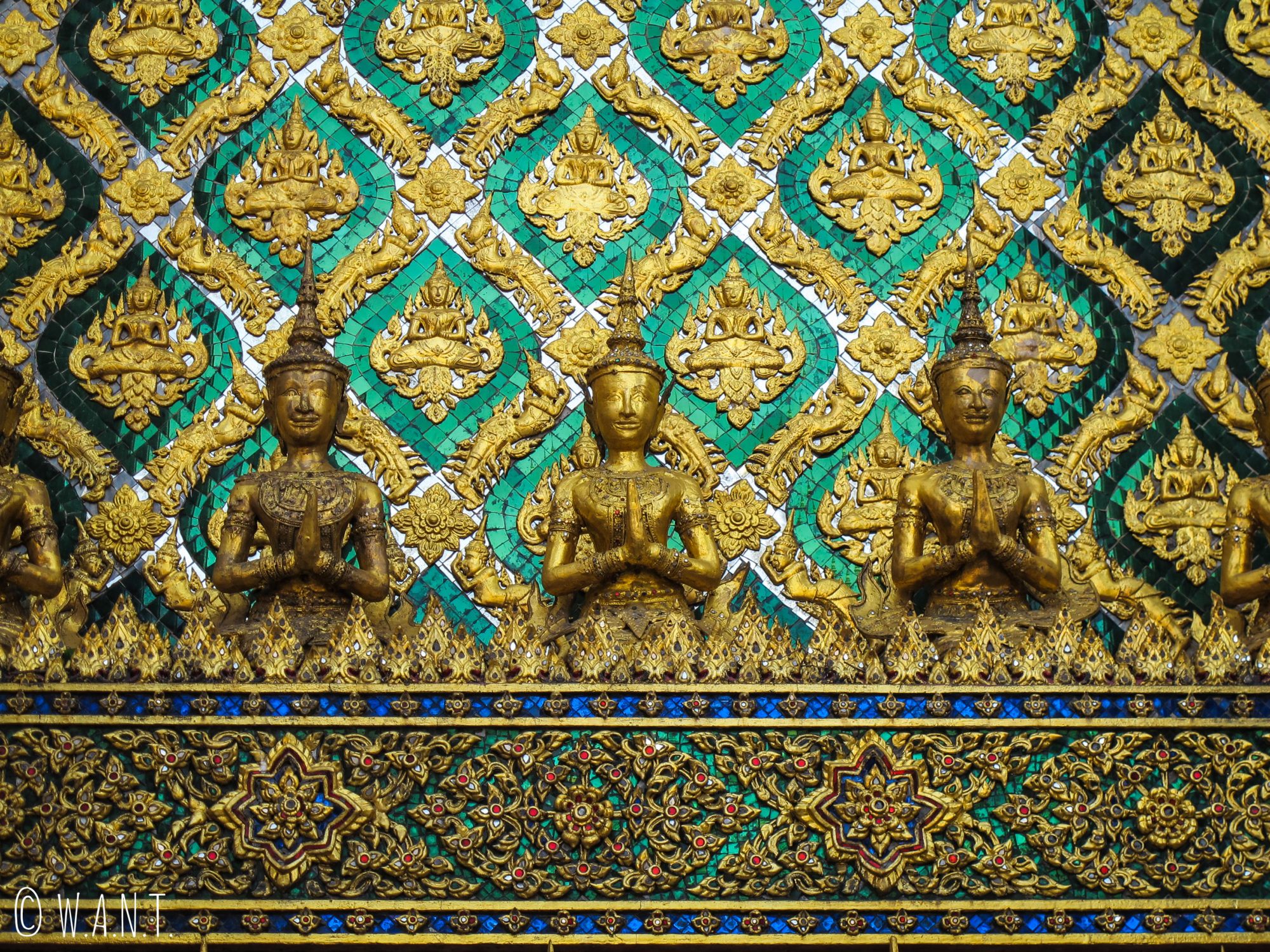 Les ornements sont très largement composés de dorure sur les bâtiments du Palais Royal de Bangkok