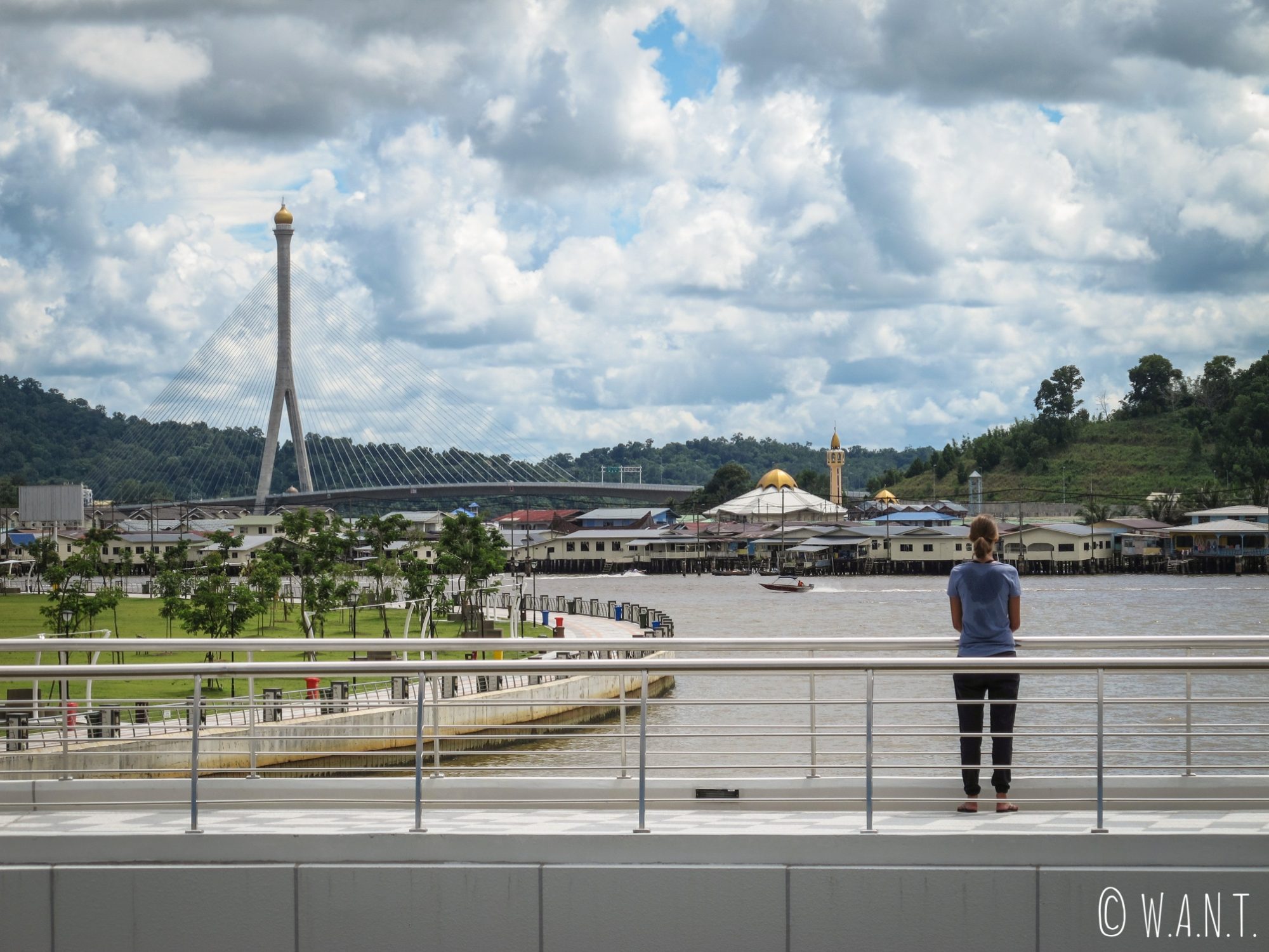 Marion devant la vue sur le village flottant de kampong Ayer depuis le parc Taman Mahkota Jubli Emas de Bandar Seri Begawan