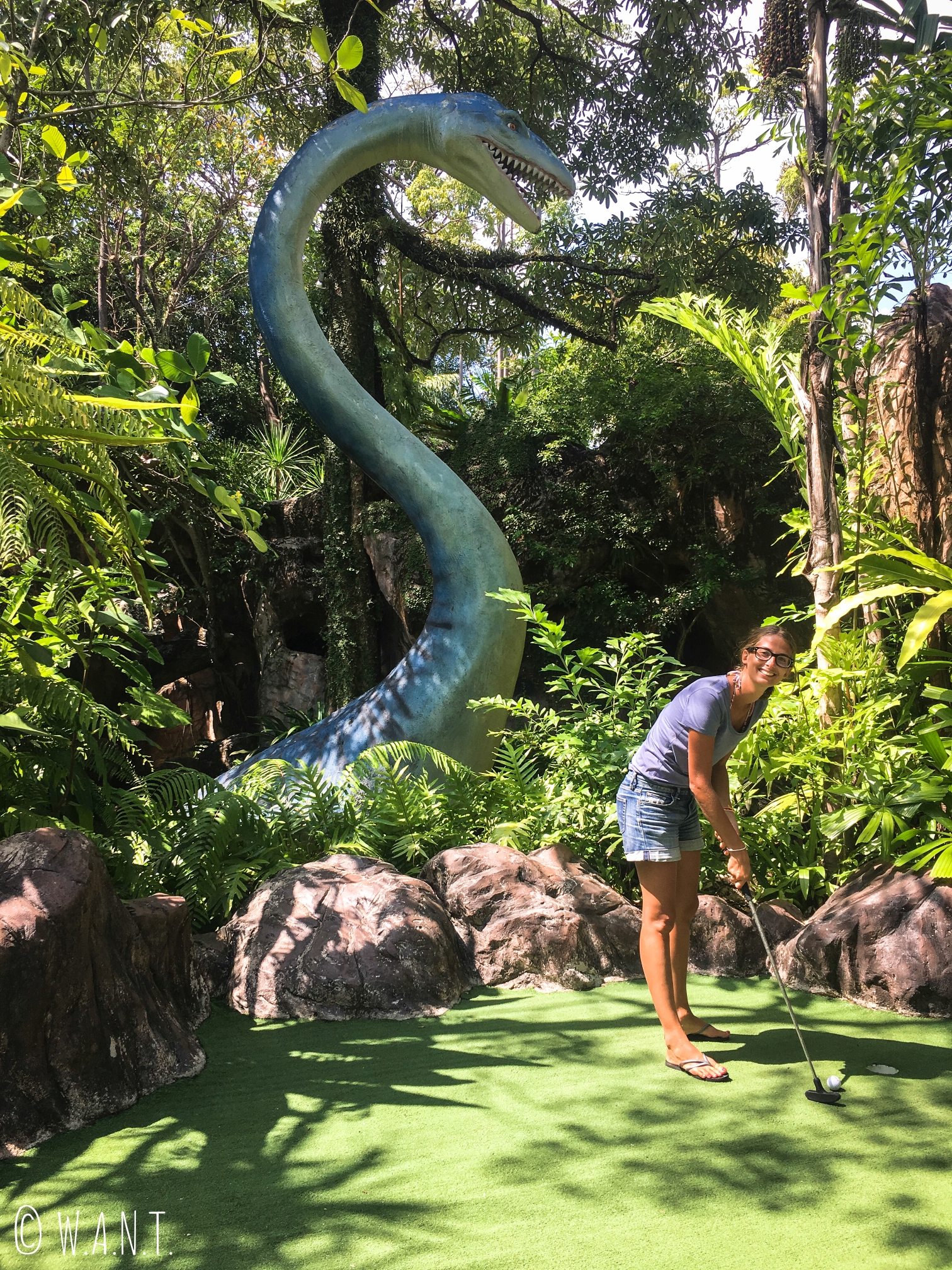 Marion s'amuse comme une folle au Dino mini-golf de Phuket