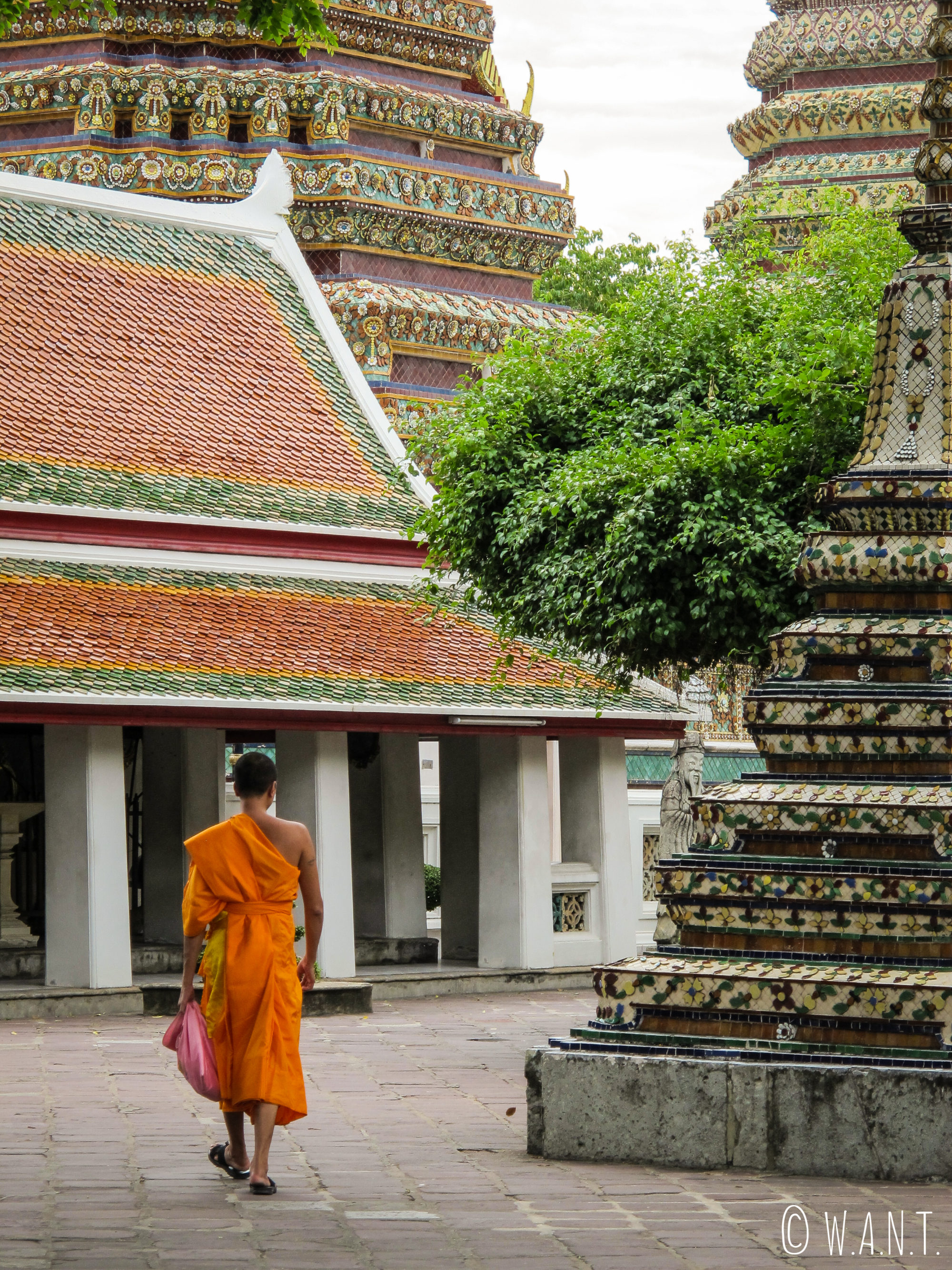 Moine dans le Wat Pho de Bangkok