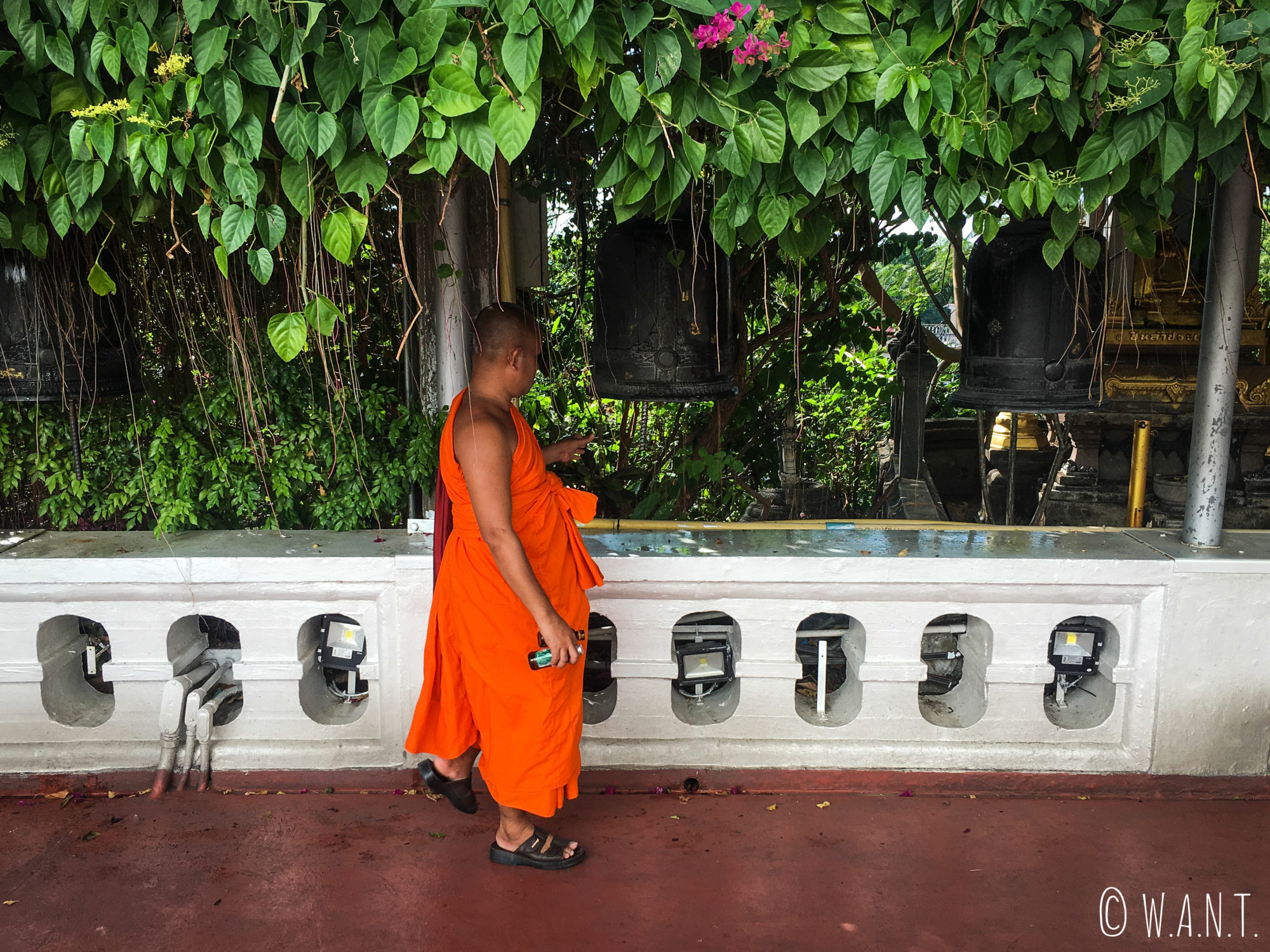 Moine faisant retentir les cloches au Golden Mount de Bangkok