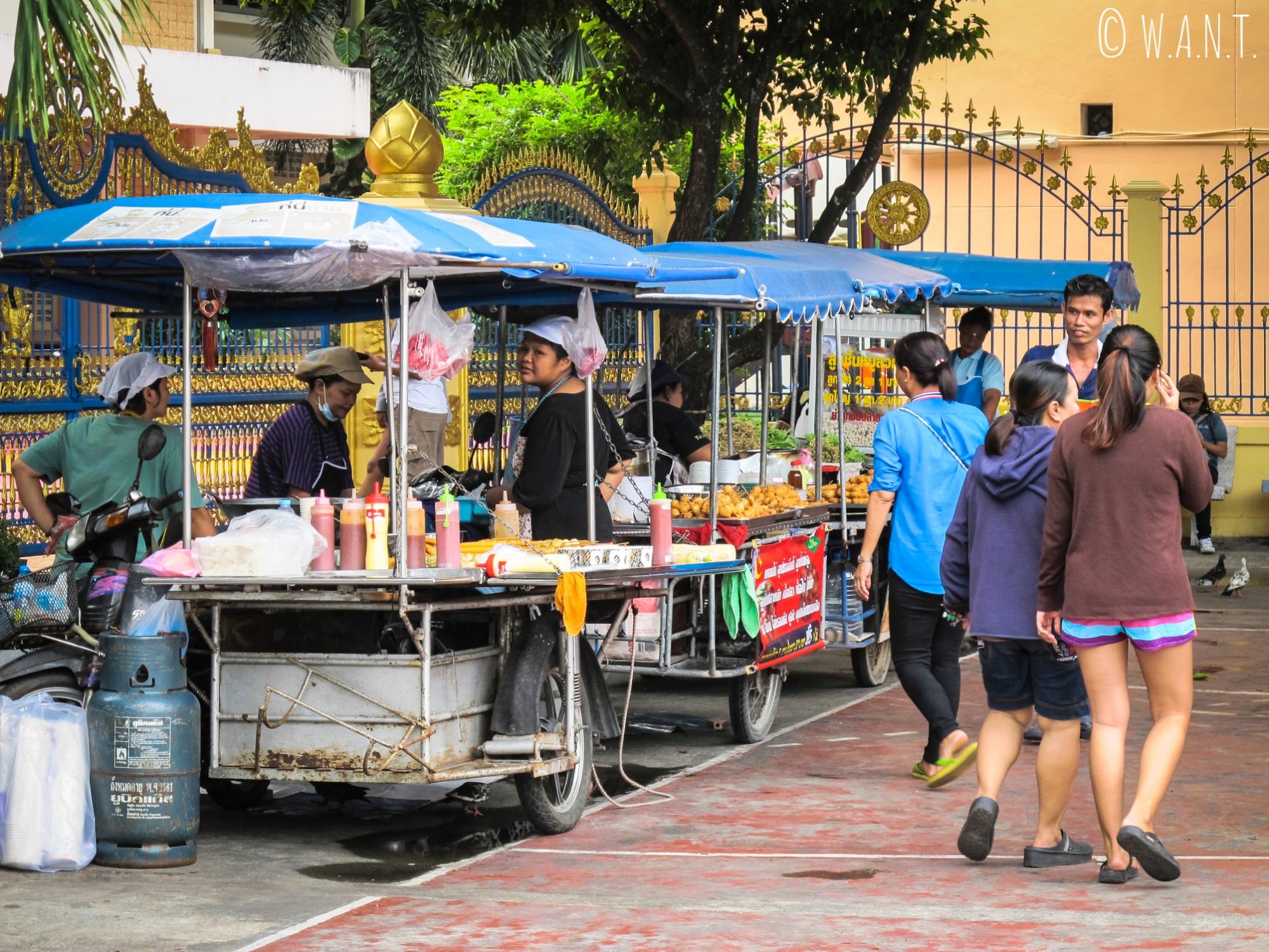 Nous avons apprécié le marché de rue du Wat Puttamongkon de Old Phuket