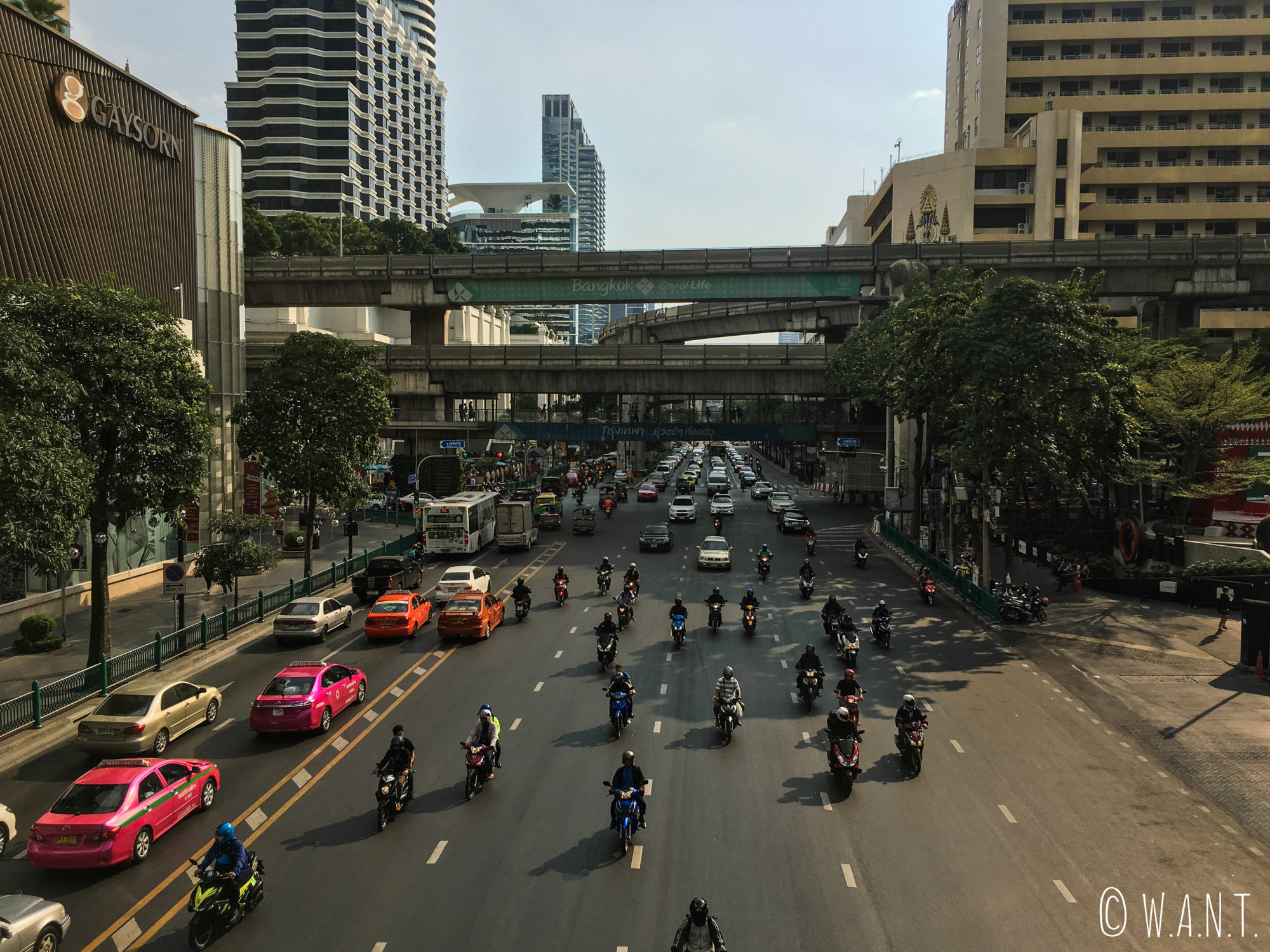 Observer le trafic à Bangkok est l'une de nos activités favorites