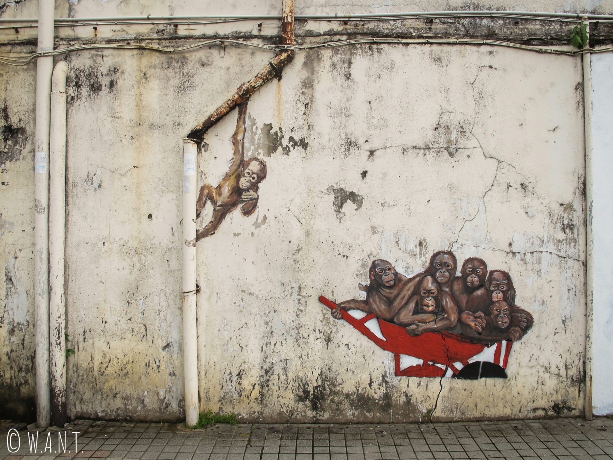 Orangs-outans dans une brouette sur les murs de Kuching