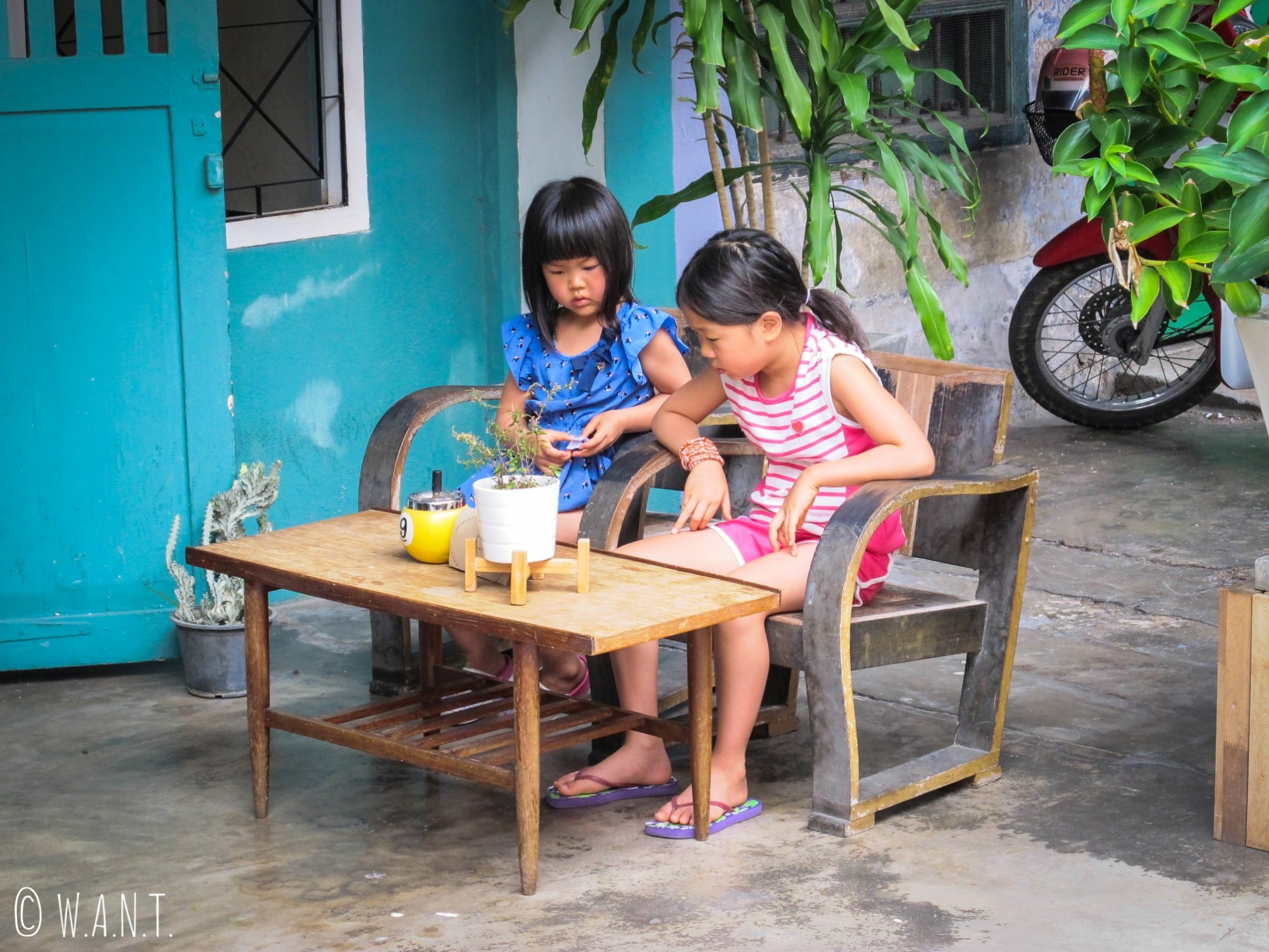 Petites filles dans les rues du vieux Phuket