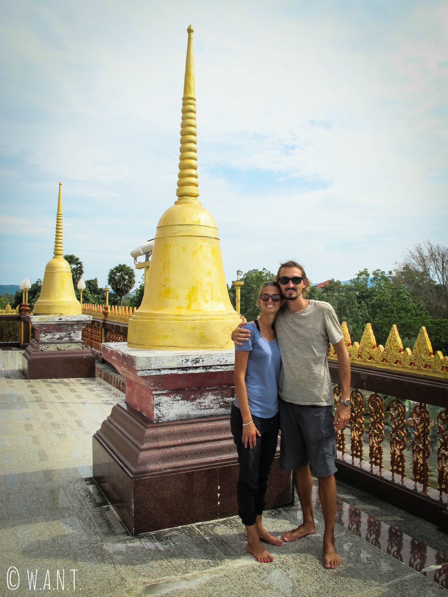 Photo devant un stupa doré du temple de Chalong à Phuket