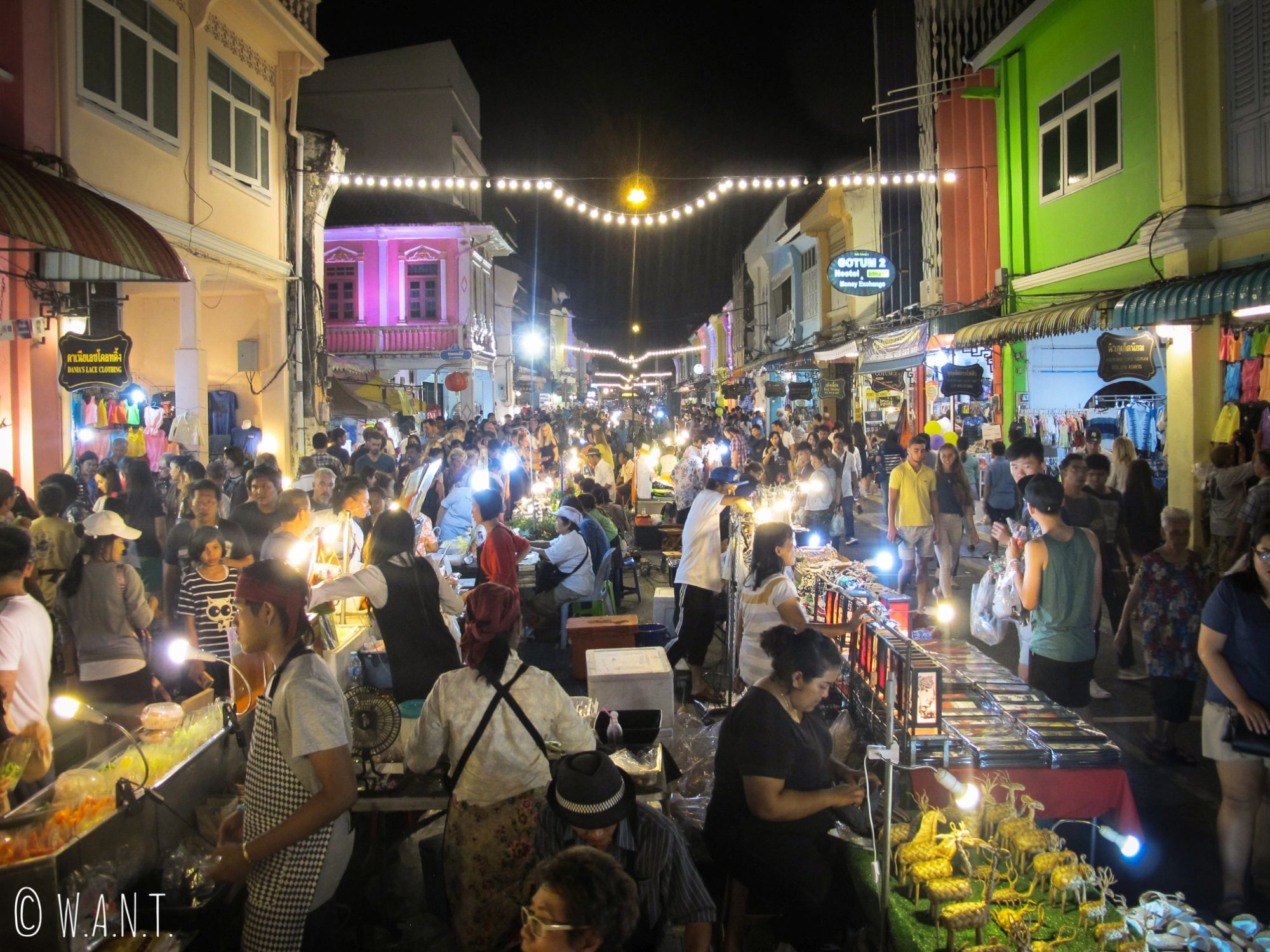 Rue bondée du night market du vieux Phuket