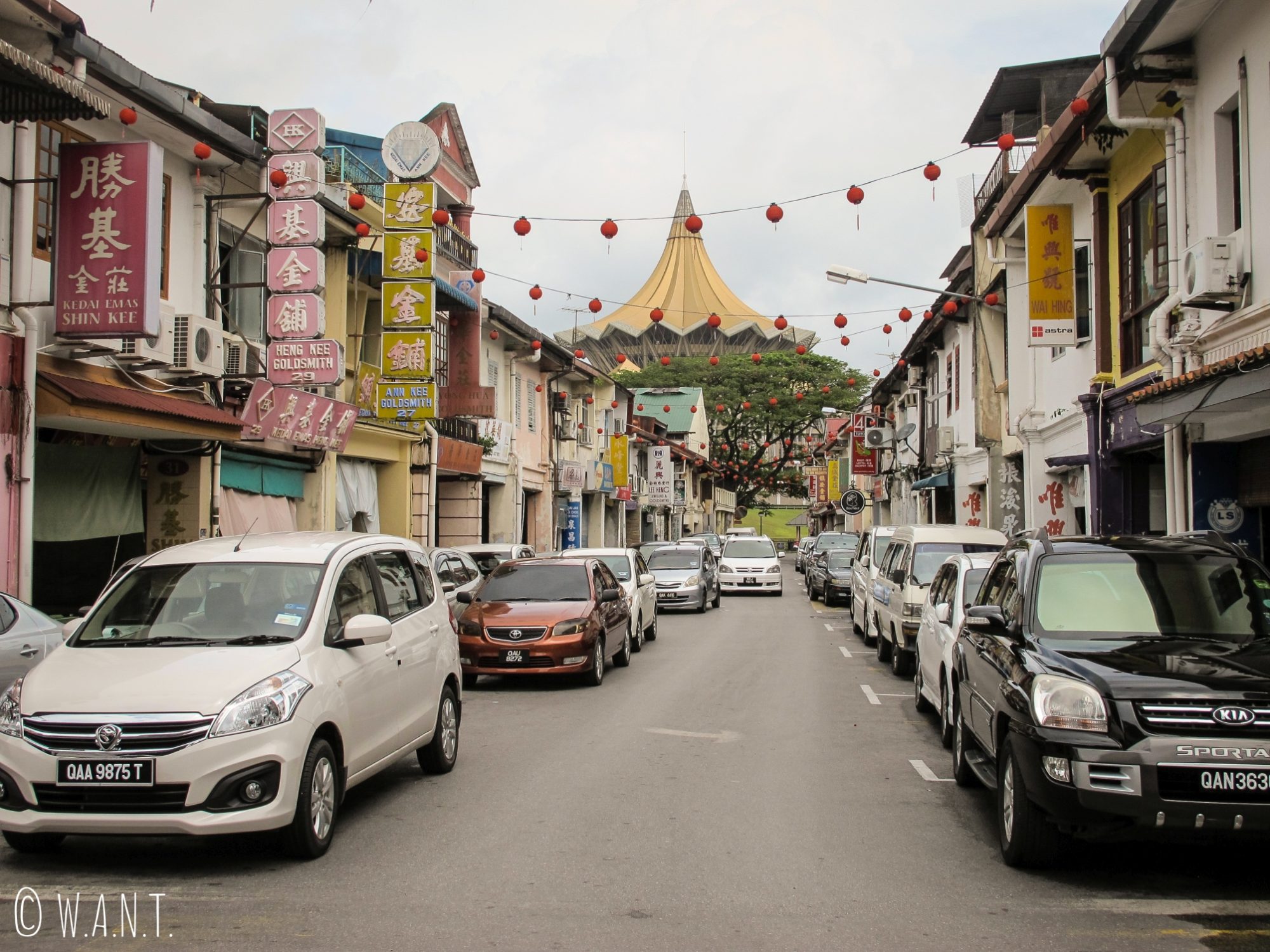 Rue de Kuching et vue sur l'assemblée législative du Sarawak