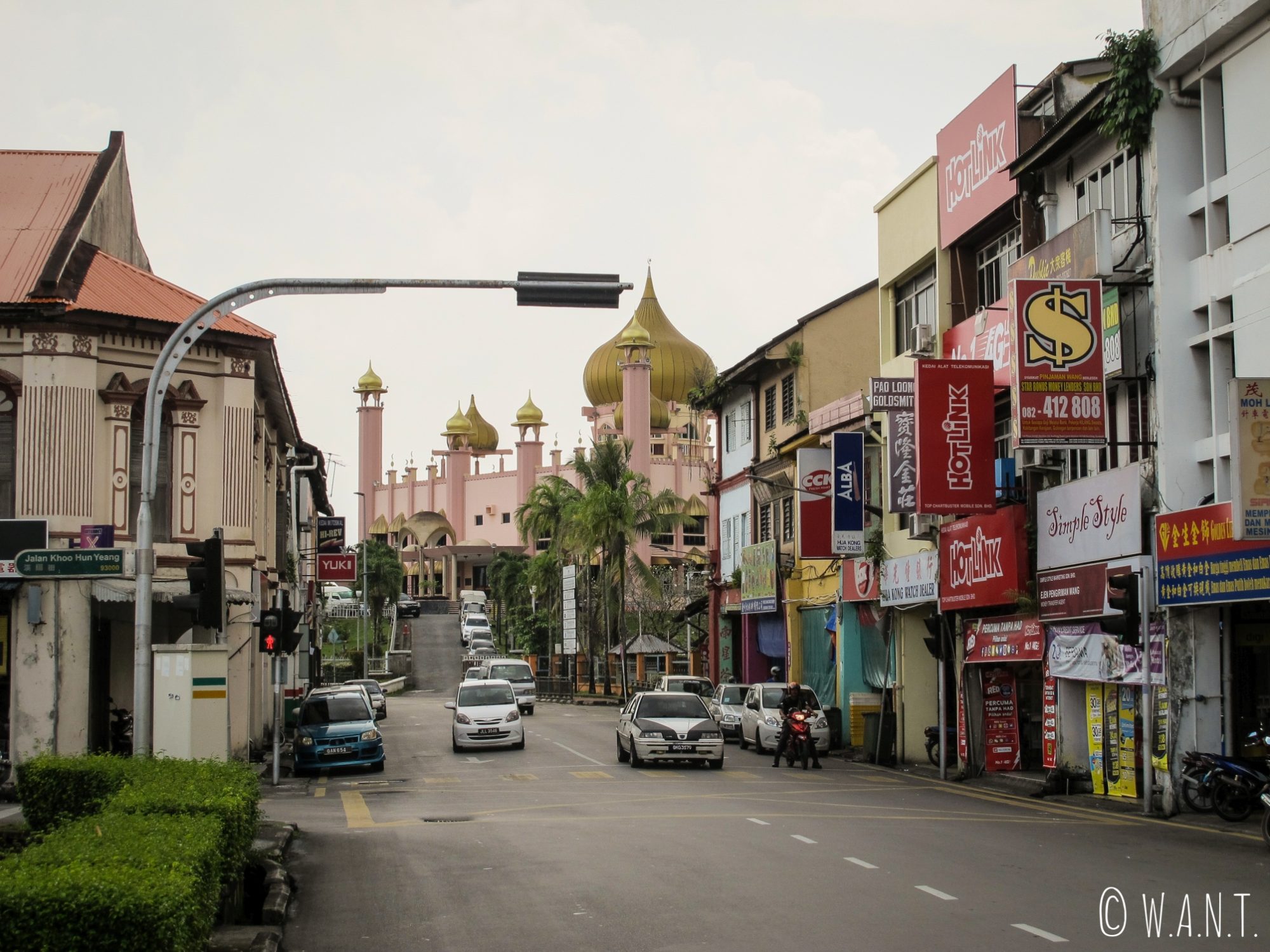 Rue menant à la mosquée Masjid Bandaraya de Kuching