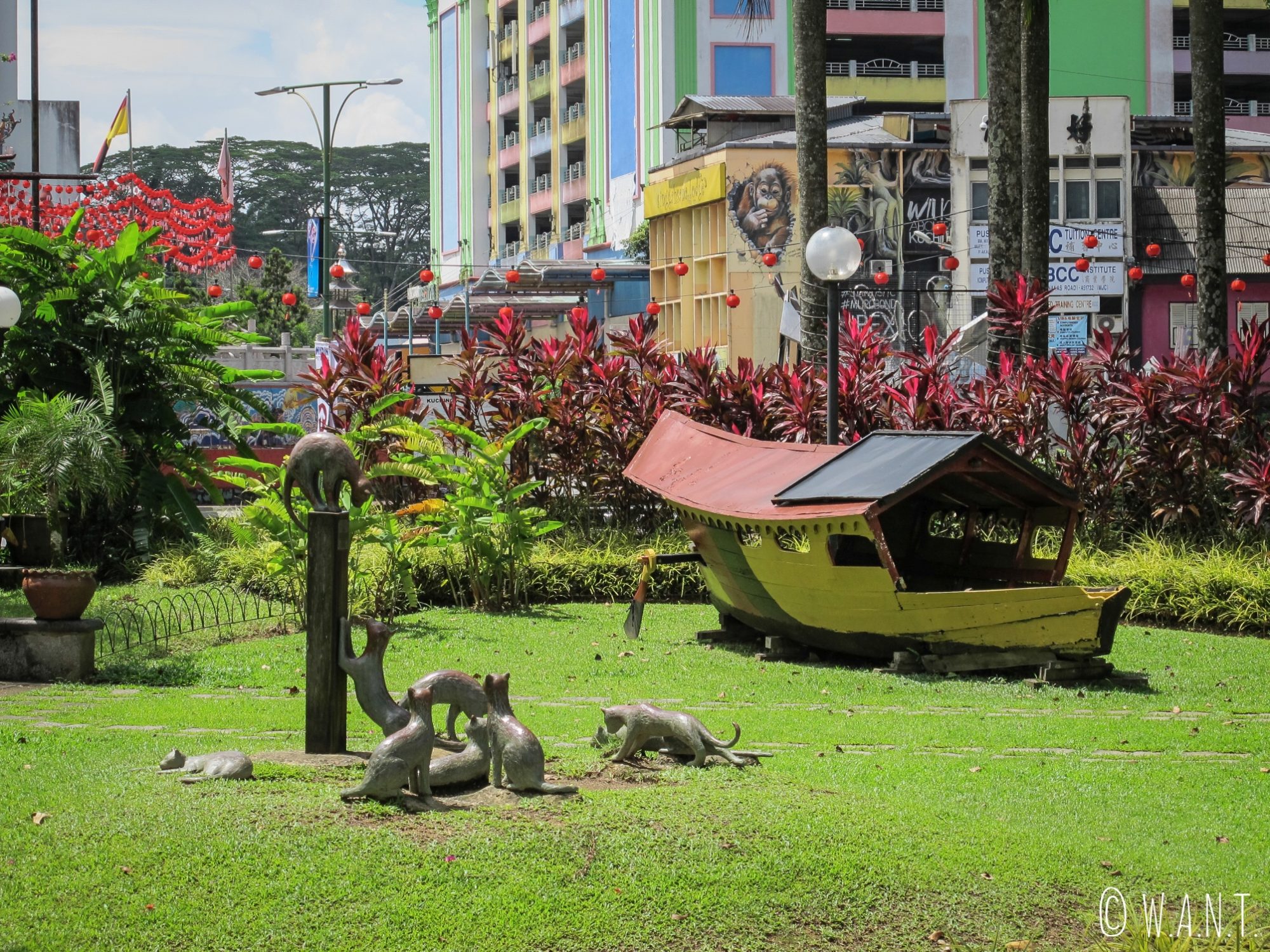 Sculpture avec des chats dans les rues de Kuching