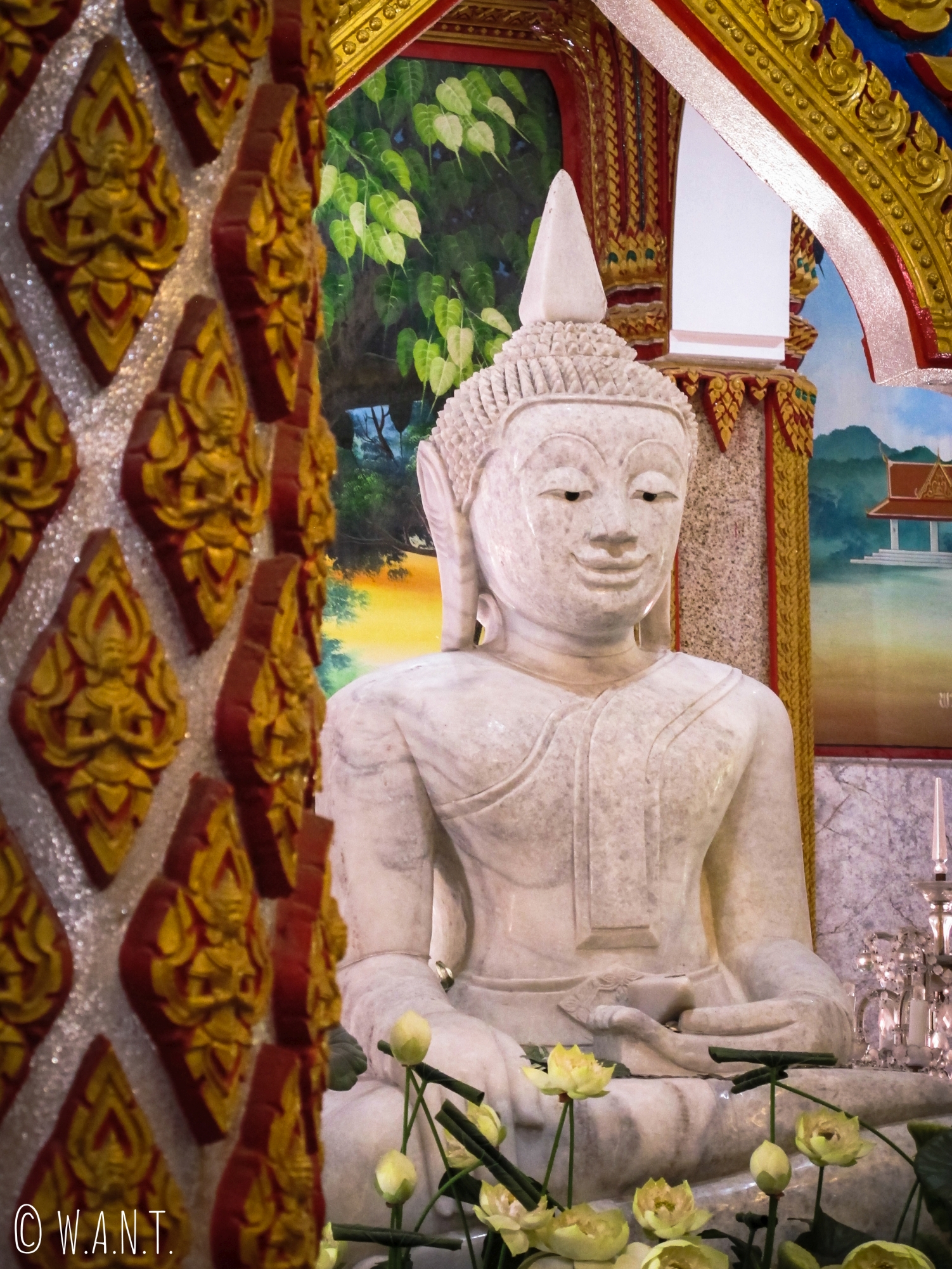 Statue de Bouddha à l'intérieur du temple de Chalong à Phuket