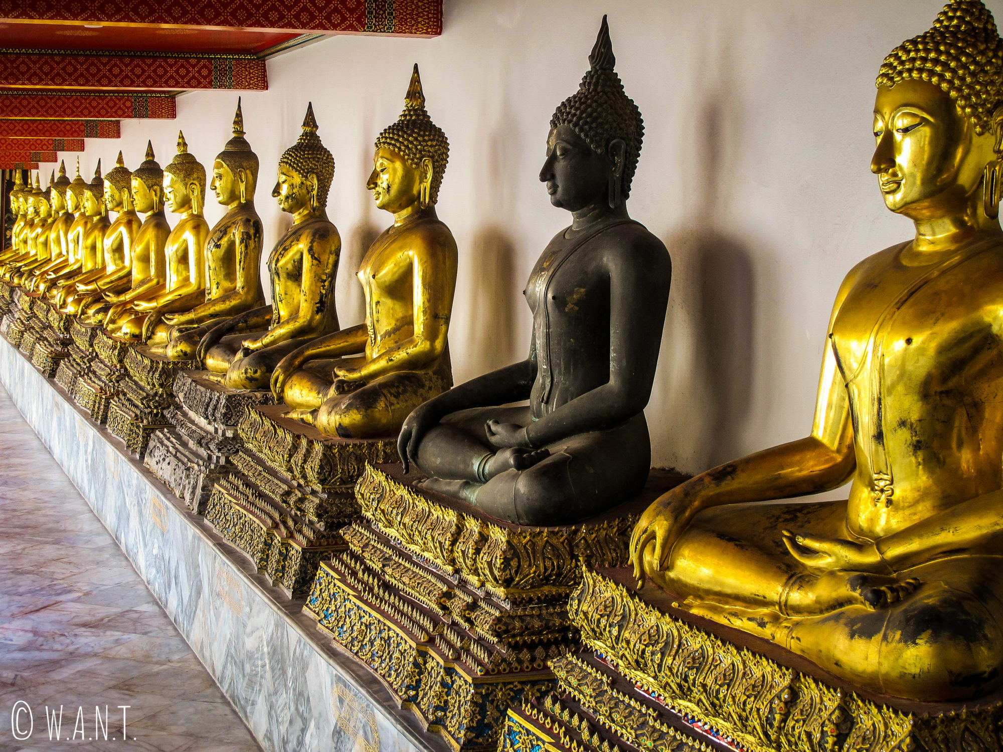 Statues de Bouddha alignées au Wat Pho de Bangkok