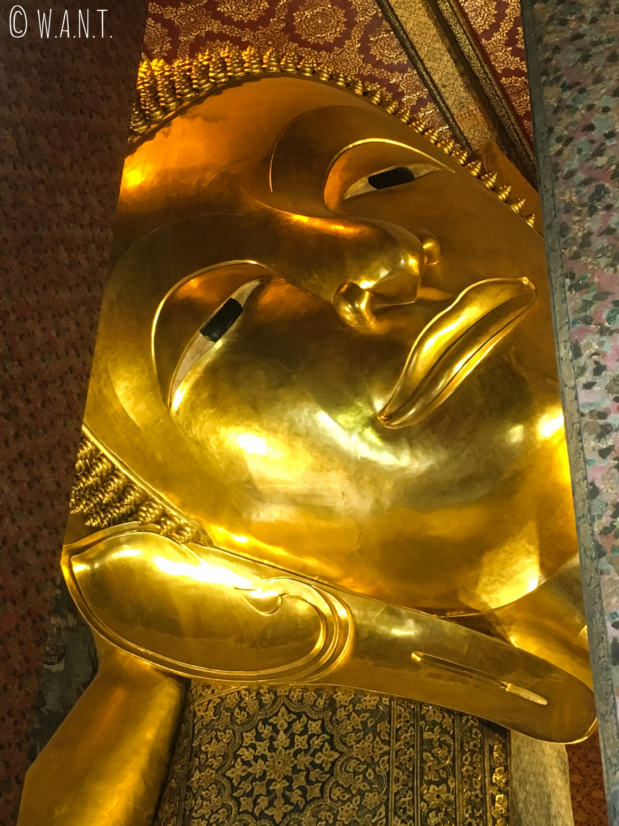 Tête du Bouddha couché au Wat Pho de Bangkok