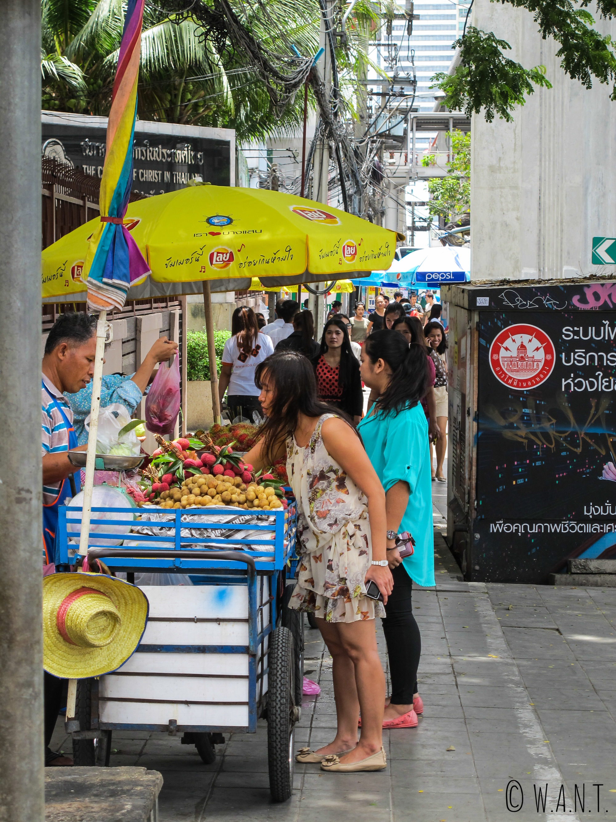 Vendeurs de fruits dans les rues de Bangkok