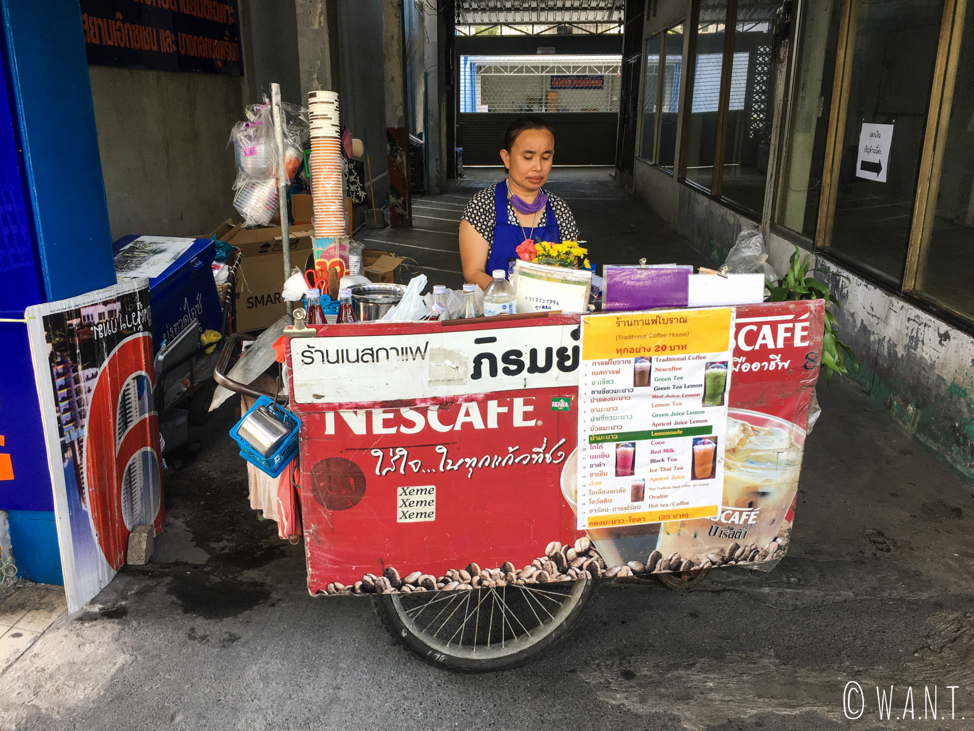 Vendeuse de jus dans la rue à Bangkok