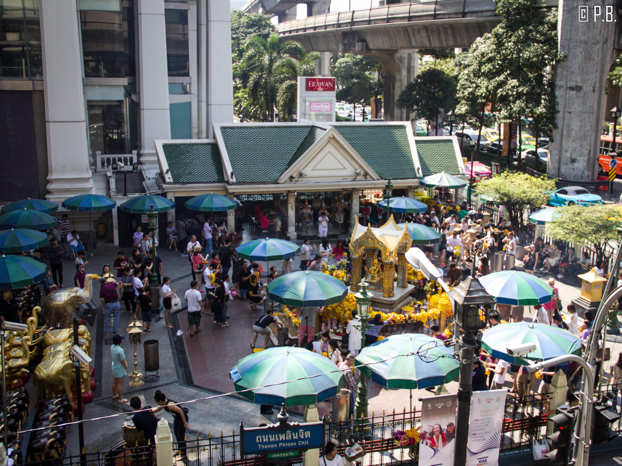 Vue depuis le skywalk sur le temple Erawan à Bangkok
