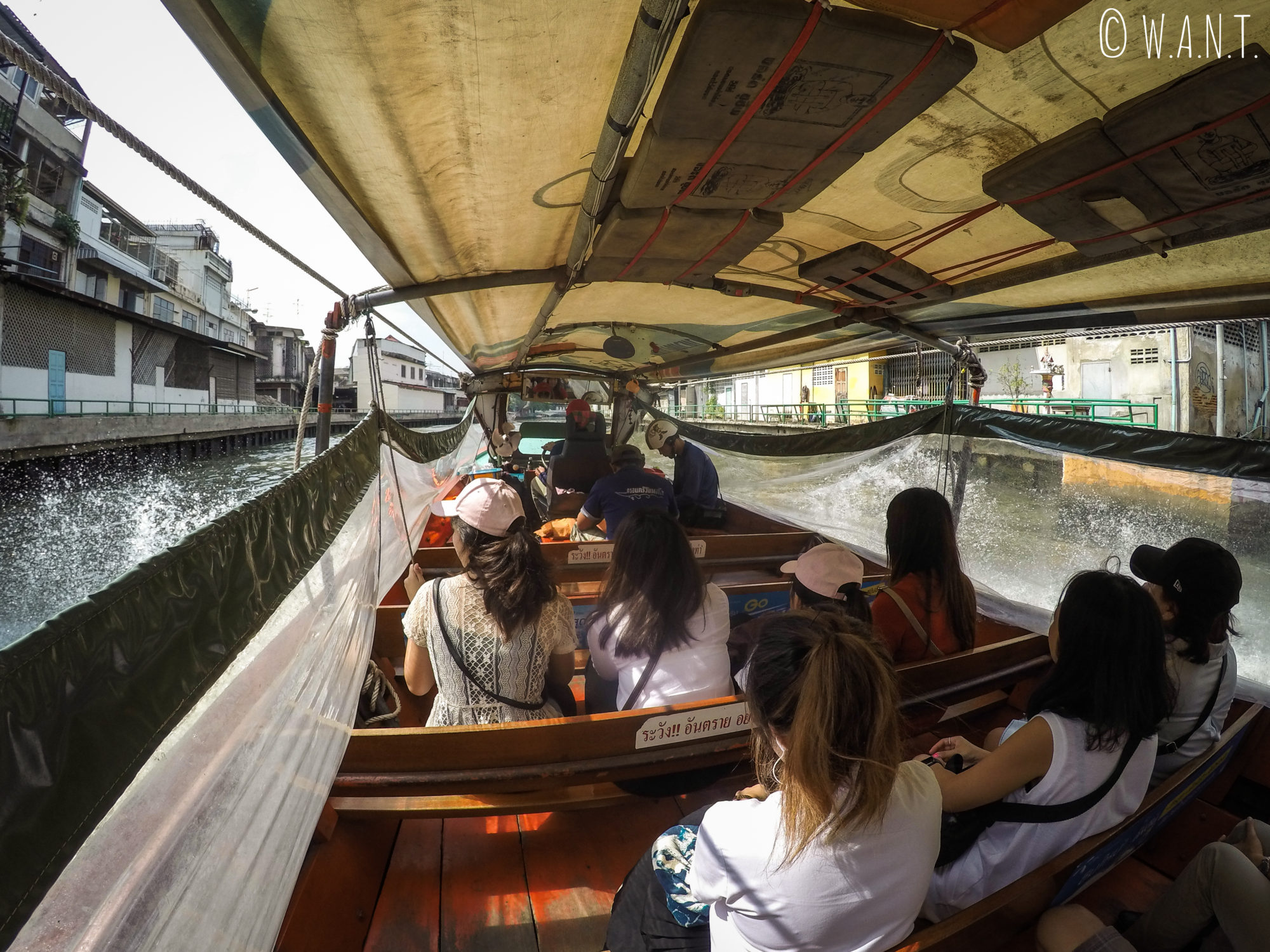 Vue depuis l'intérieur du bateau-bus à Bangkok