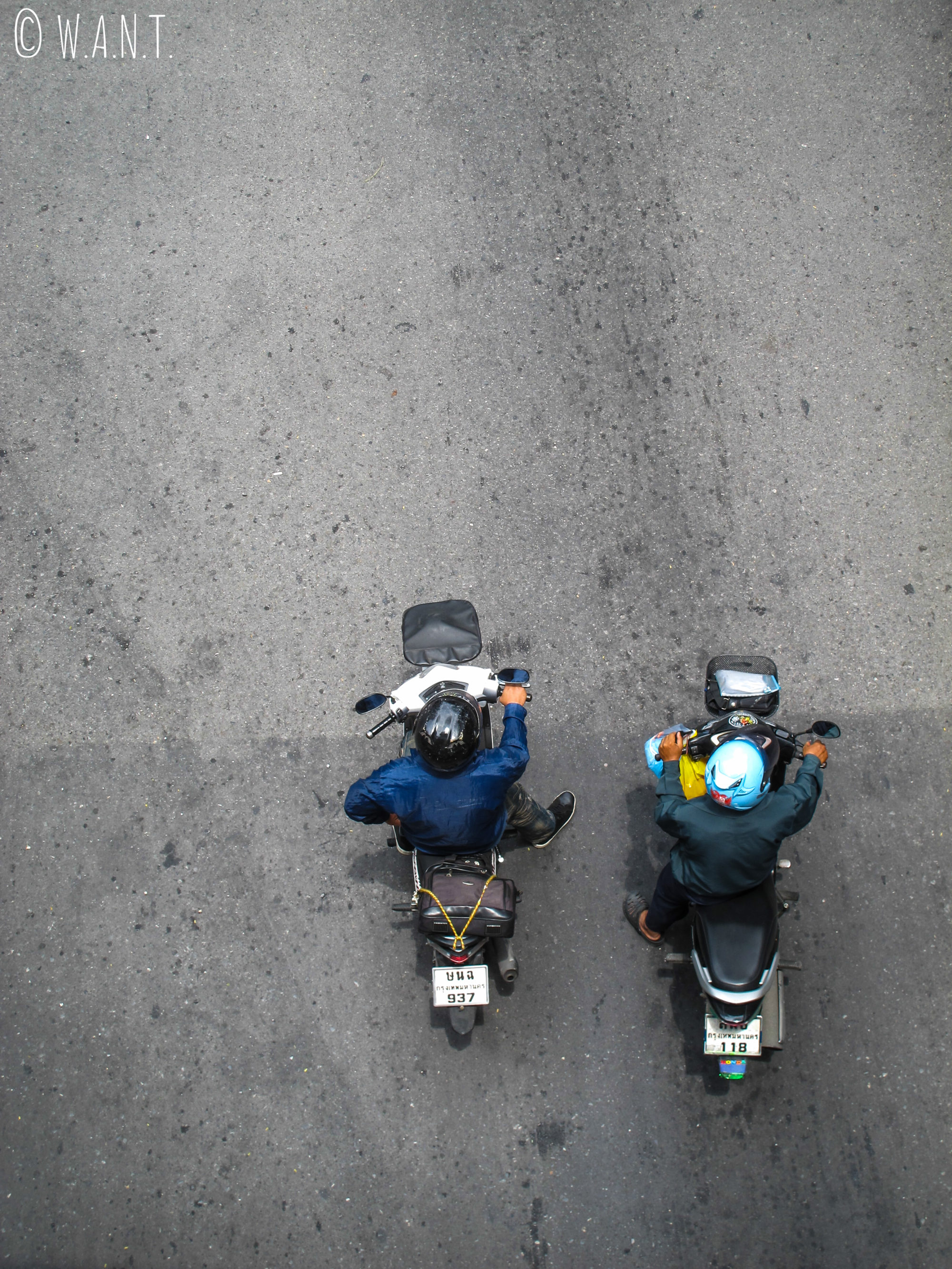 Vue en plongée sur des motos dans les rues de Bangkok