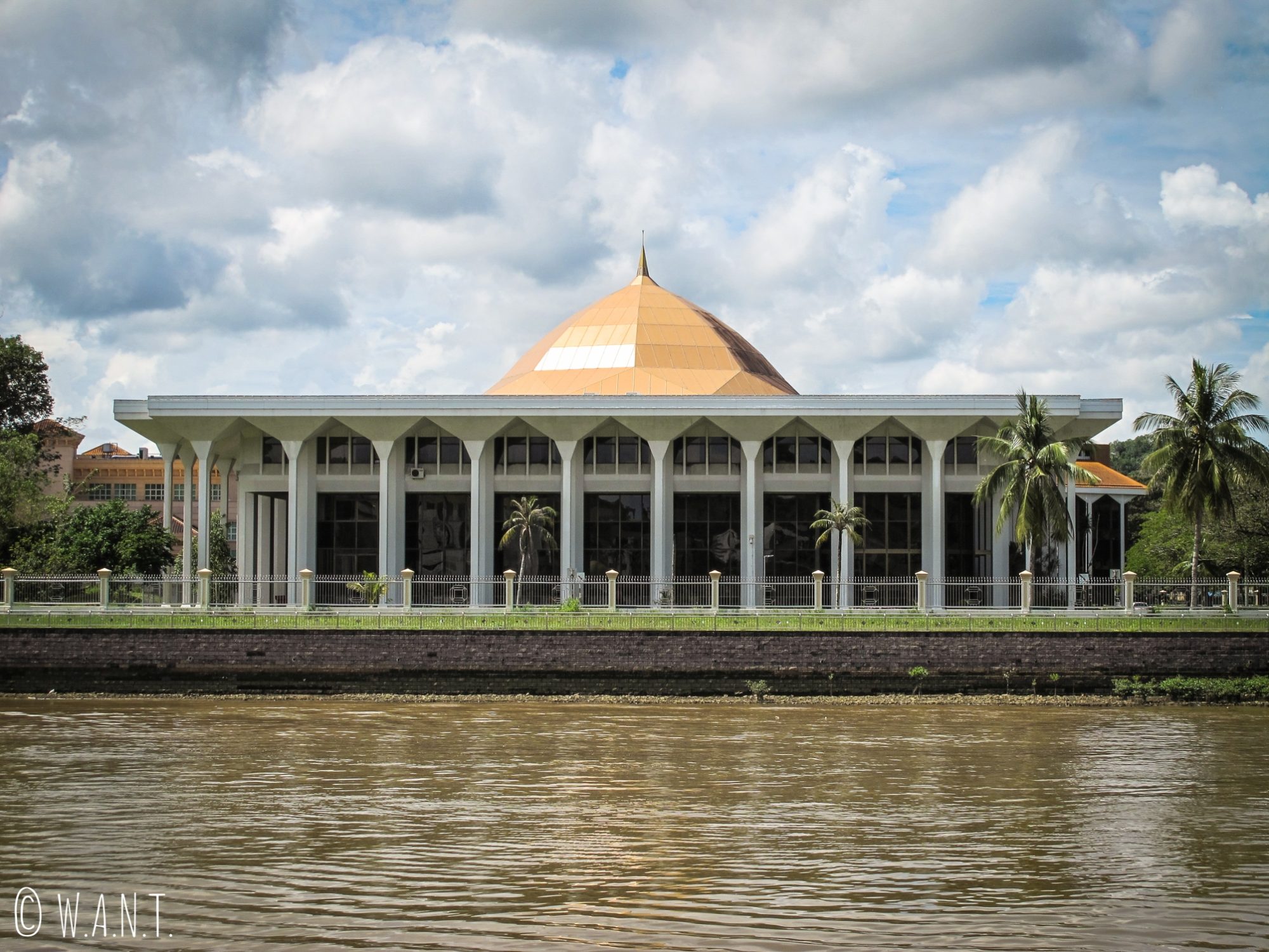 Vue sur la Supreme Court depuis le parc Taman Mahkota Jubli Emas de Bandar Seri Begawan