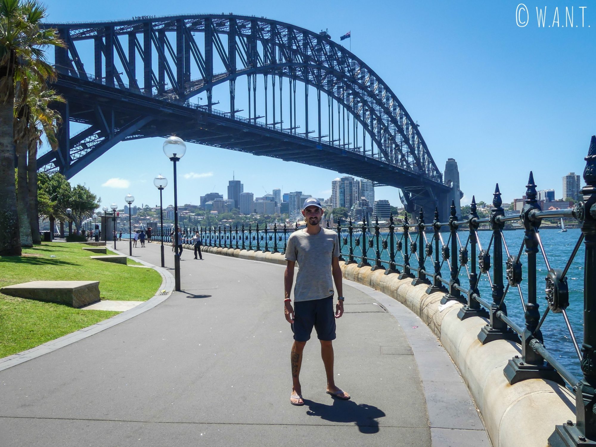 Benjamin devant Harbour Bridge à Sydney