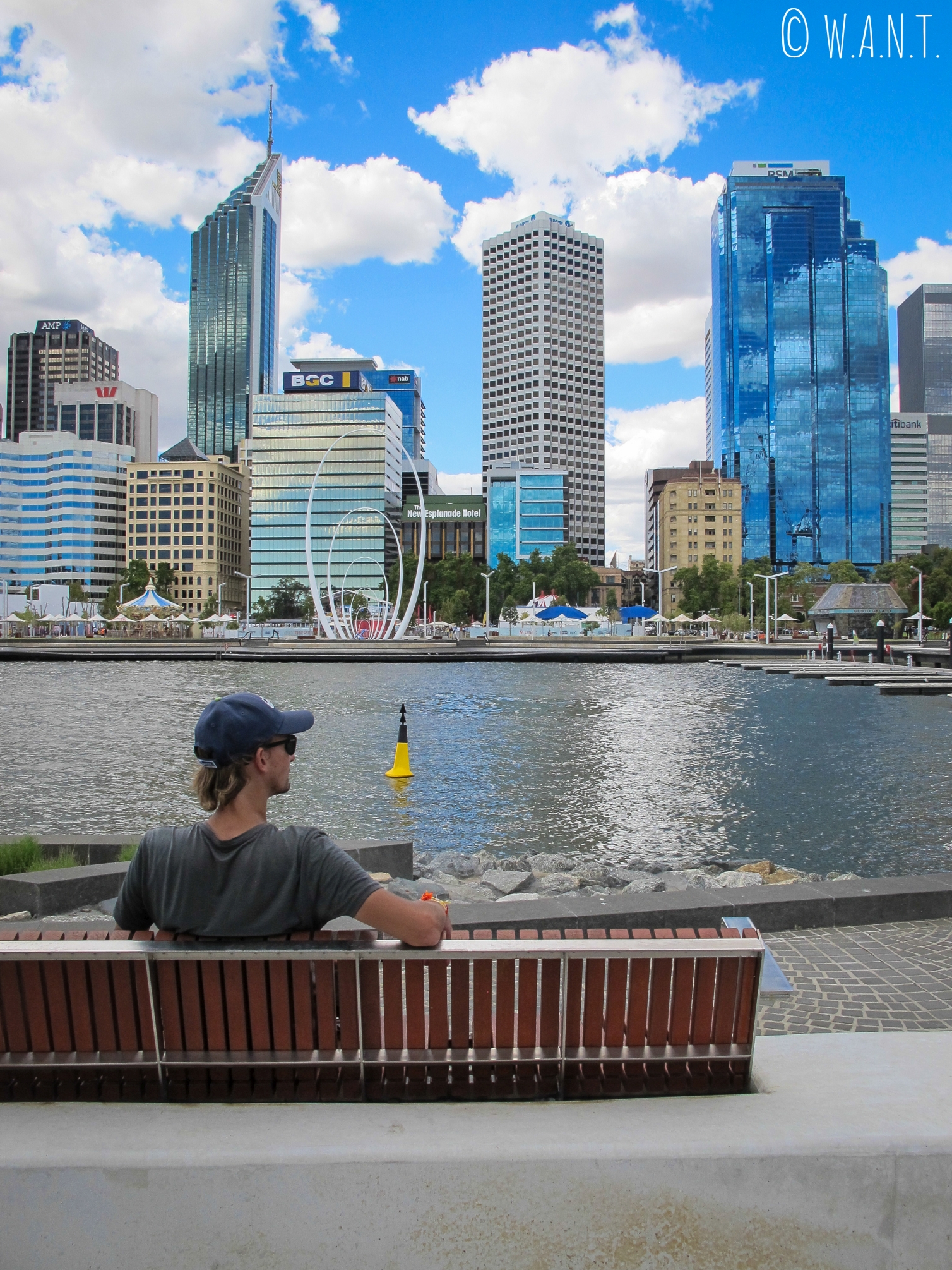 Benjamin profite de la vue incroyable sur la skyline depuis le Elizabeth Quay à Perth