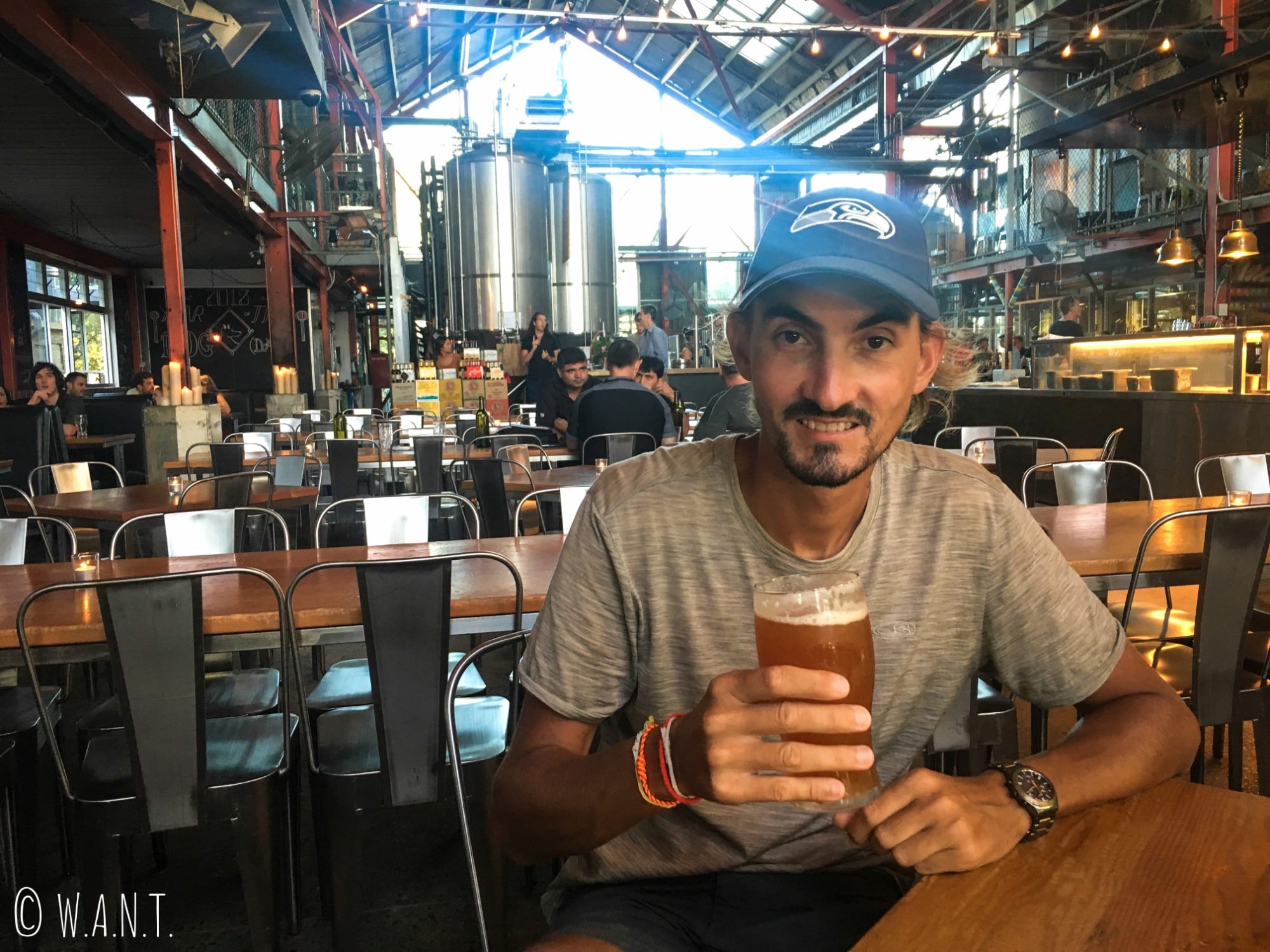 Benjamin profite d'une bonne bière dans la brasserie Little Creatures à Fremantle