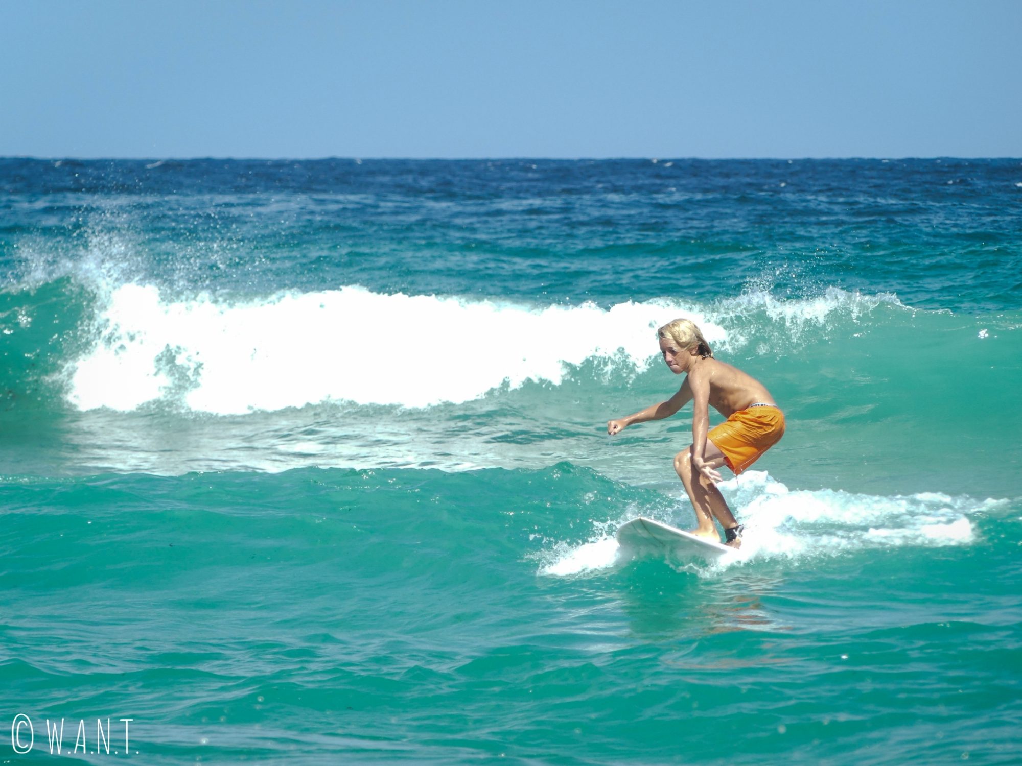 Jeune surfeur sur la plage de Bondi près de Sydney