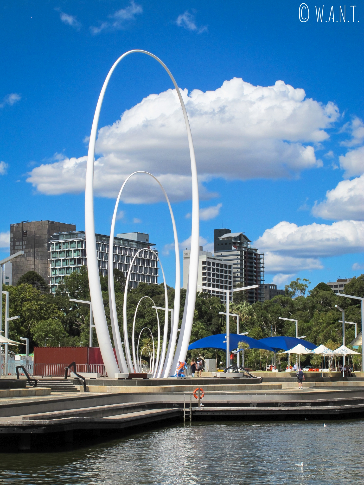 Le Spanda, sculpture qui accueille les arrivants depuis la mer et situé sur le Elizabeth Quay à Perth