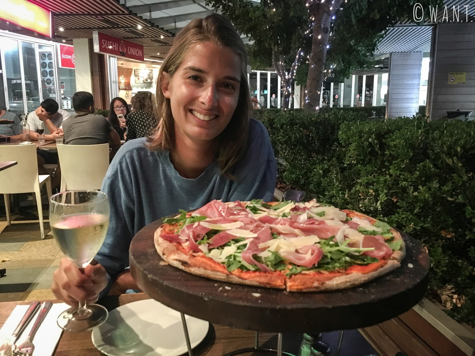 Marion devant sa pizza pour la Saint Valentin à Sydney