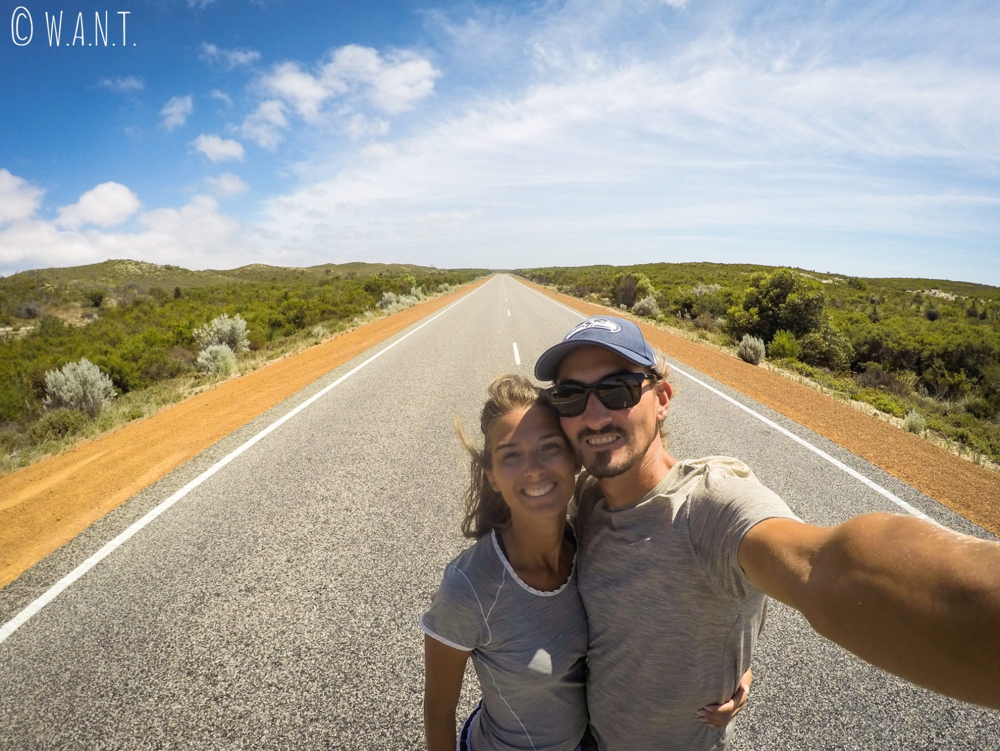 Selfie au milieu de la route sur le chemin des Pinnacles près de Cervantes