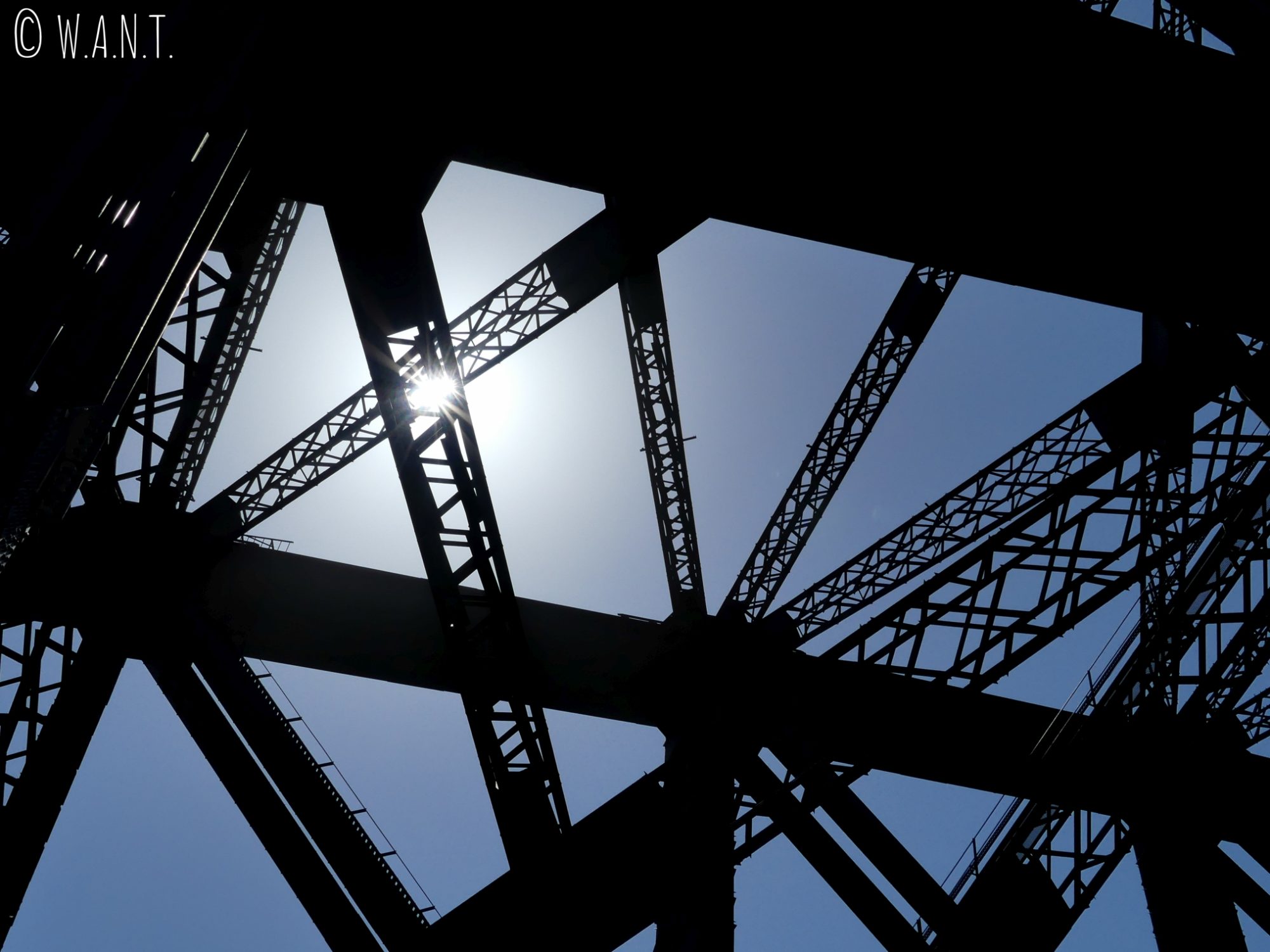 Soleil dans la structure de Harbour Bridge à Sydney