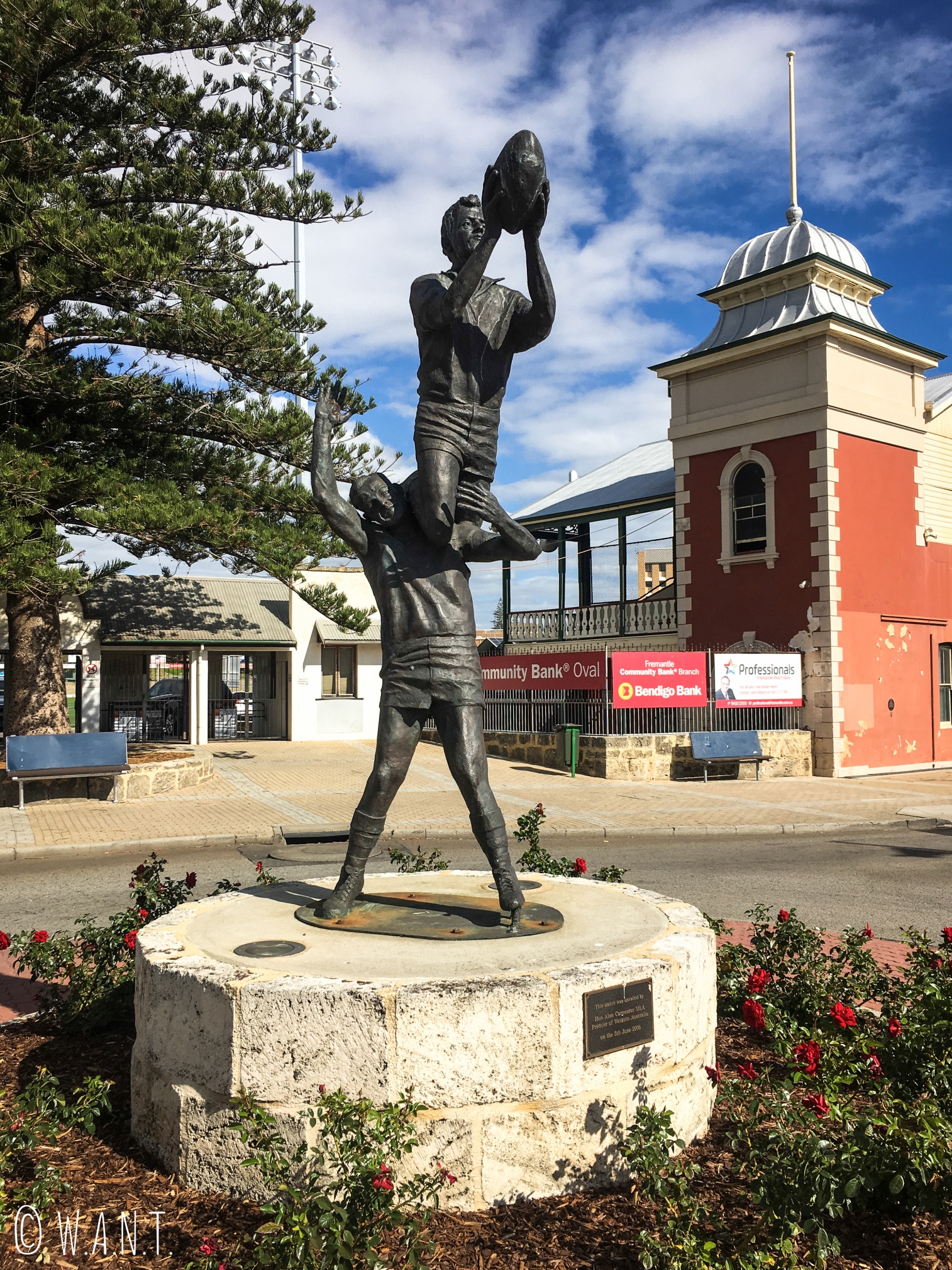 Statue représentant des joueurs de Rugby devant l'ovale de Fremantle