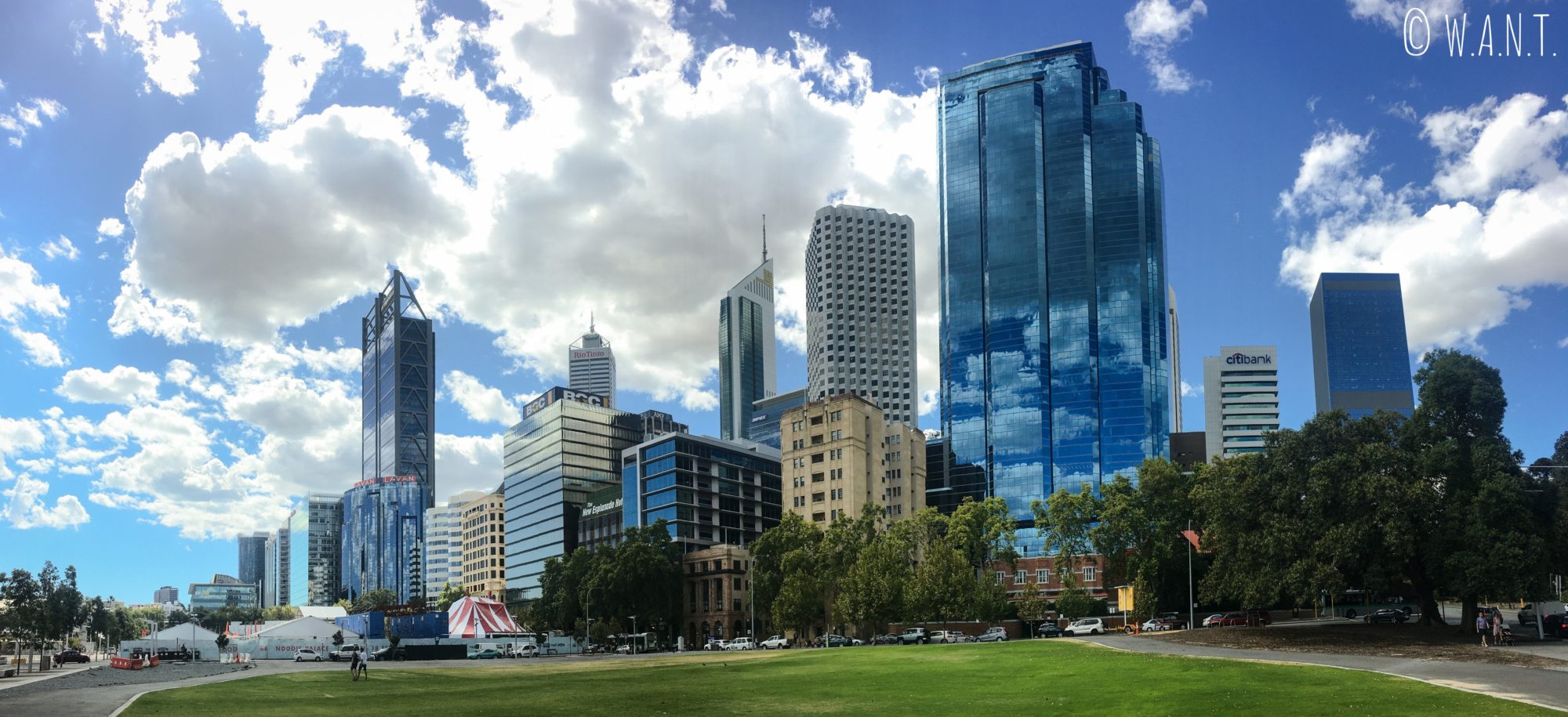 Vue de la skyline de Perth depuis l'entrée d'Elizabeth Quay