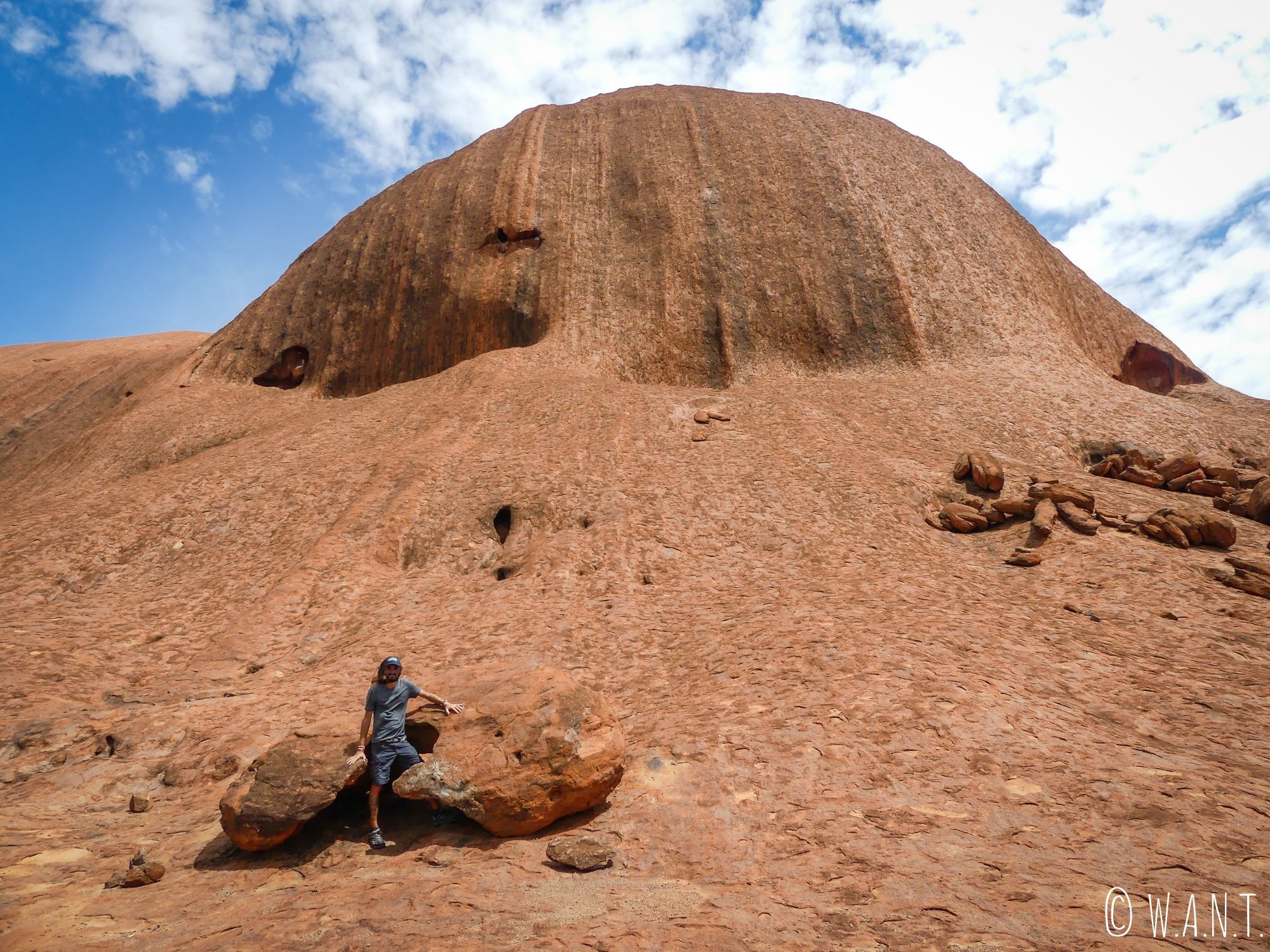 Benjamin au pied d'Uluru sur la randonnée Uluru Base Walk