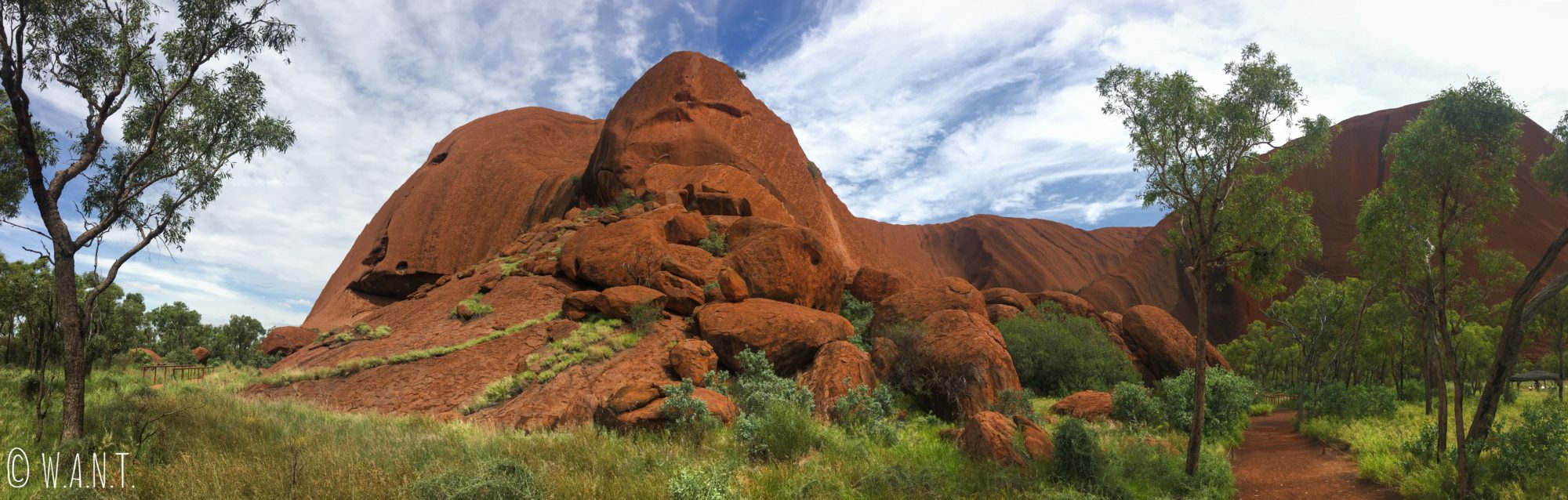 La randonnée Uluru Base Walk nous permet de faire le tour du monolithe
