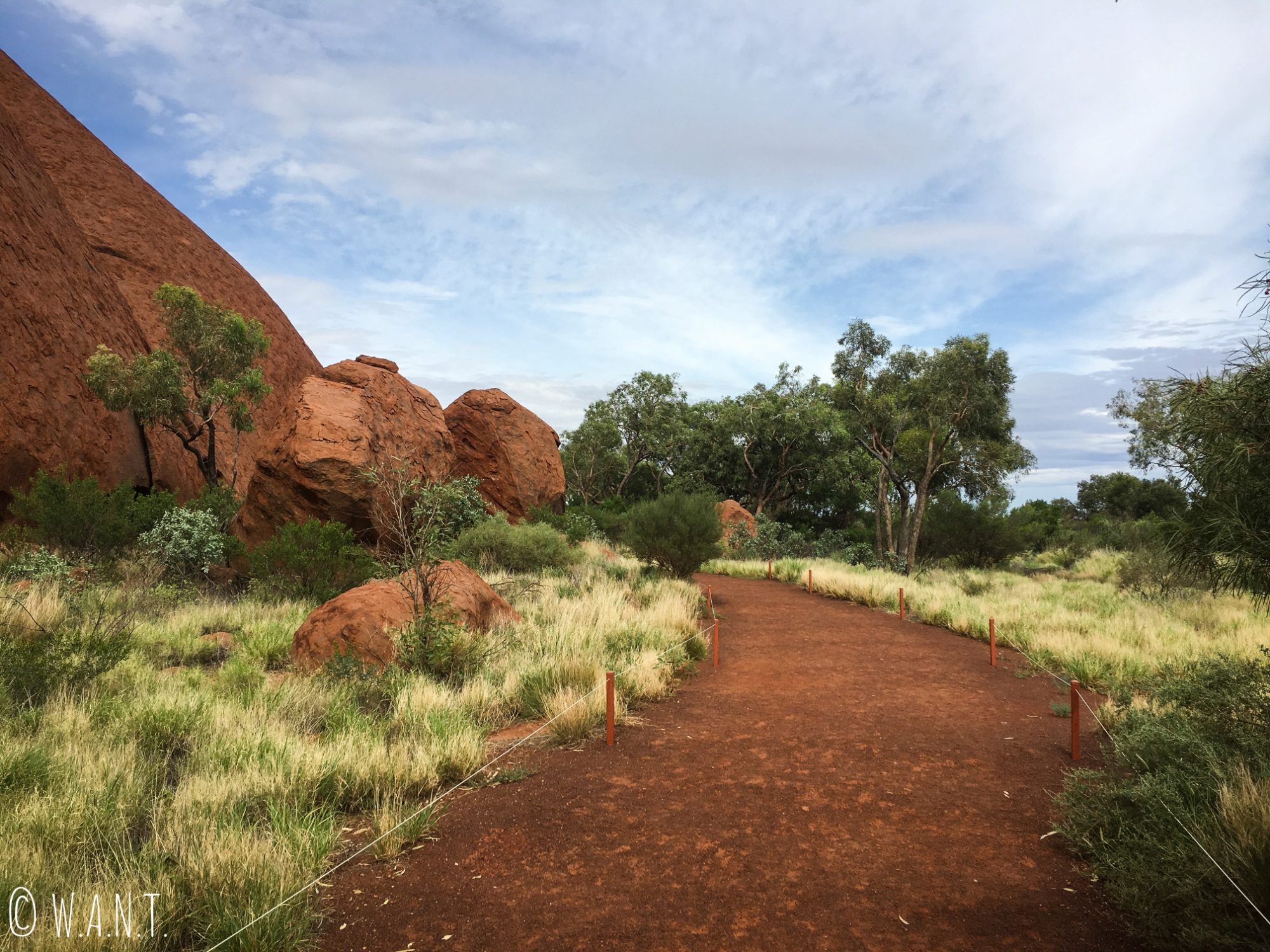 Le chemin de la randonnée Uluru Base Walk est très bien balisé