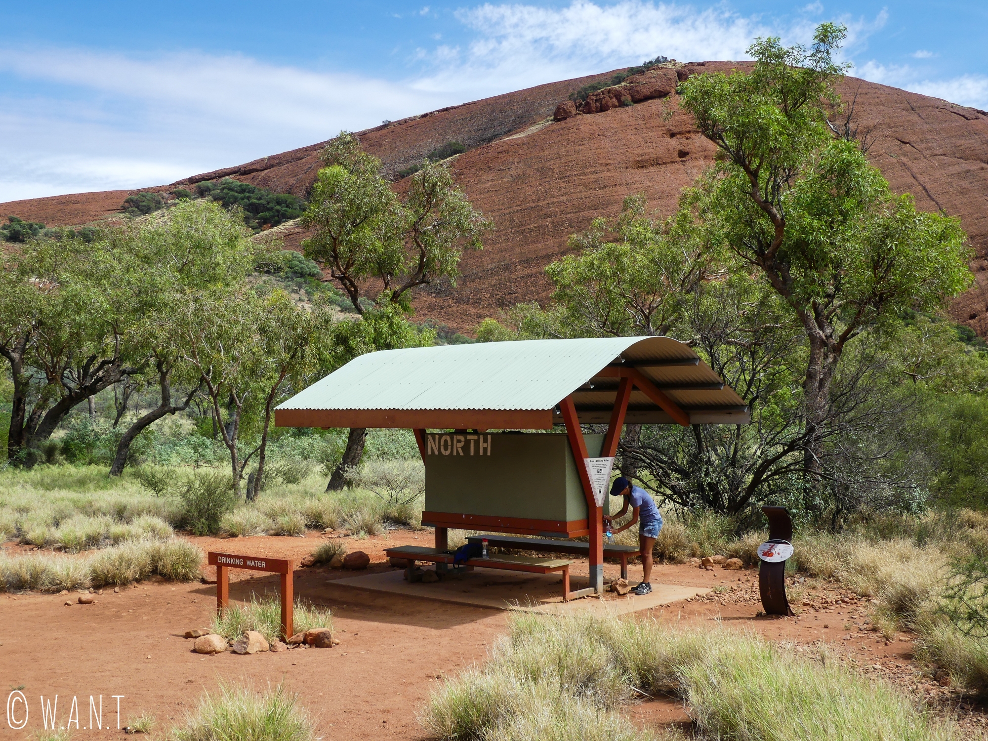 Point d'eau disponible sur la randonnée Valley of the Winds Walk du parc national Uluru-Kata Tjuta