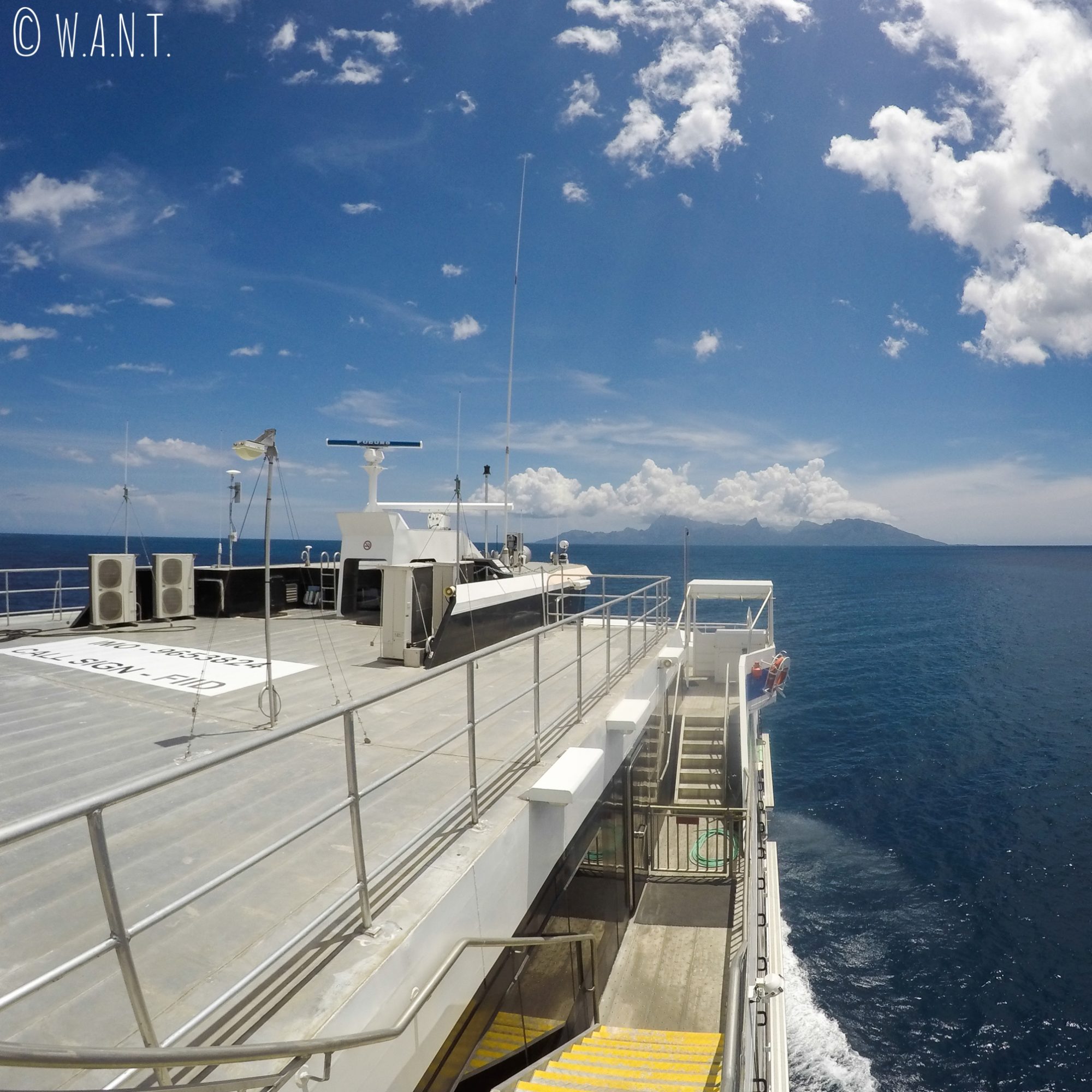 A bord de l'Aremiti 2 entre Papeete et l'île de Moorea