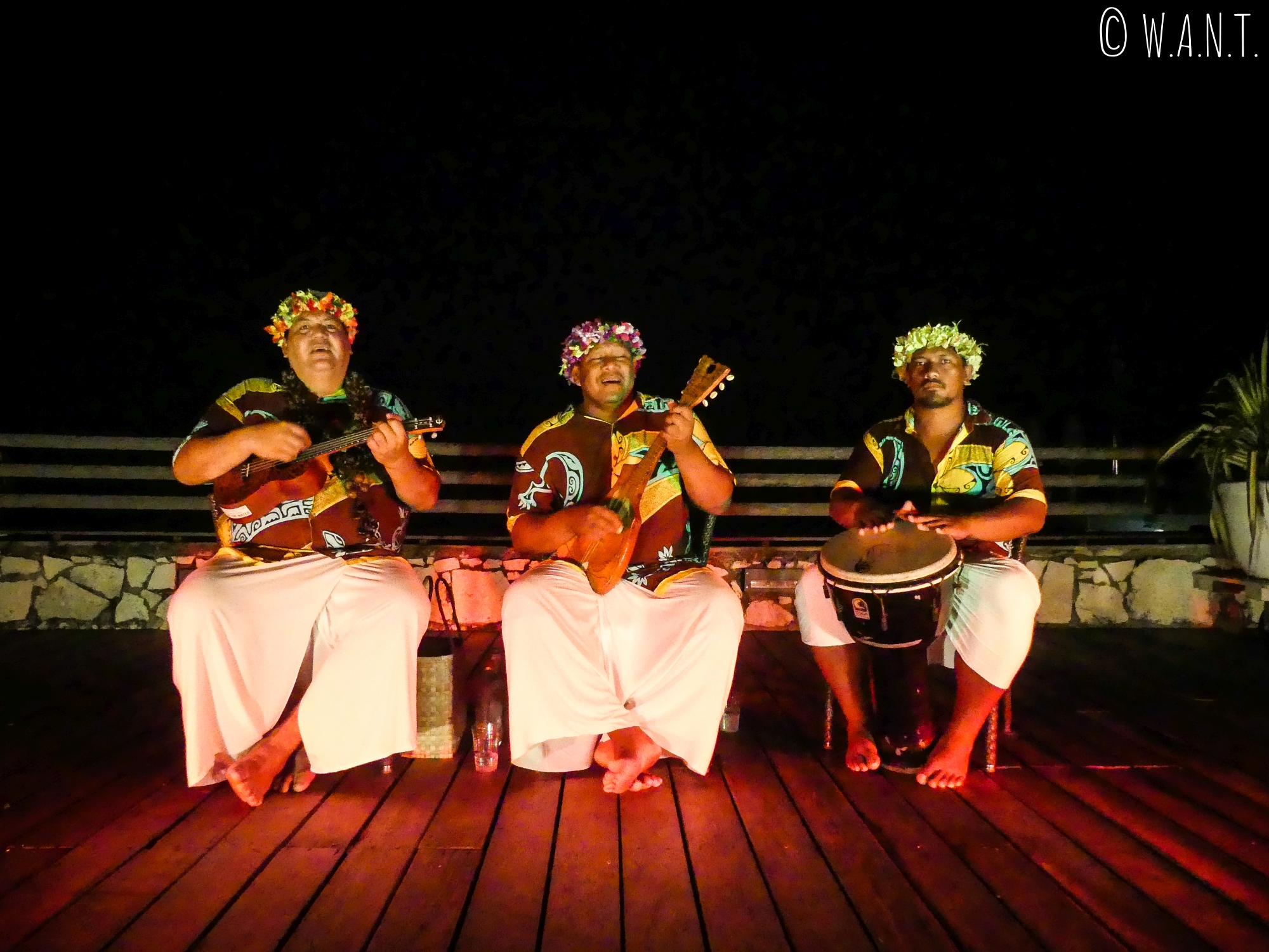 Animation musicale et dances traditionnelles accompagnent un repas au Sofitel Moorea