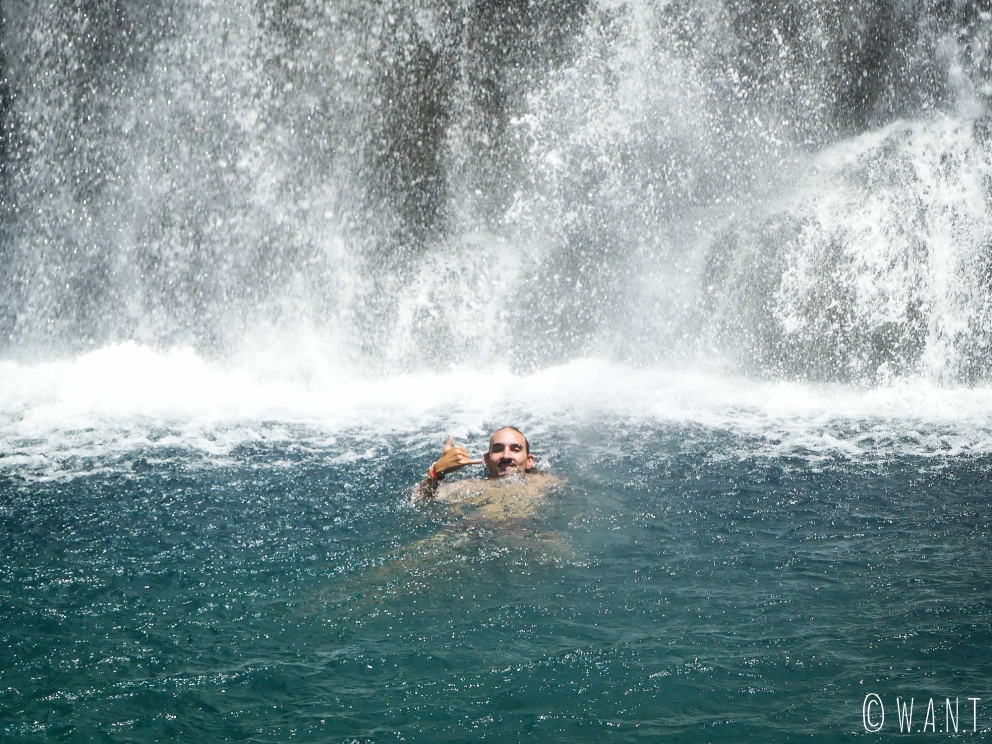 Benjamin au pied de la cascade de la Maroto dans la vallée de la Papenoo à Tahiti