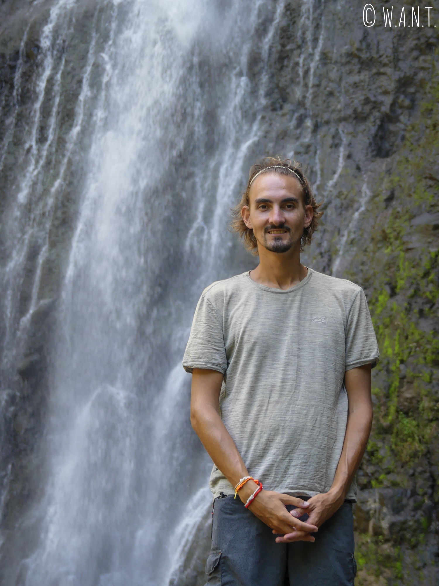 Benjamin devant la cascade de Vaimahutu à Tahiti