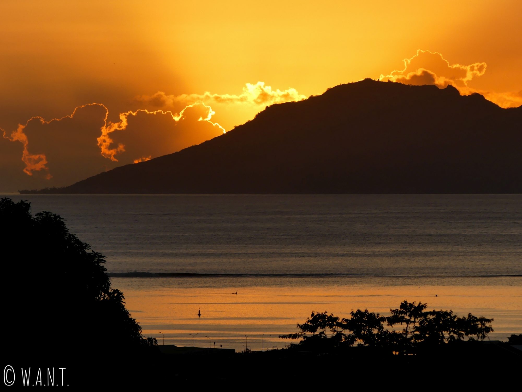 Coucher de soleil depuis la chambre de notre Airbnb à Tahiti