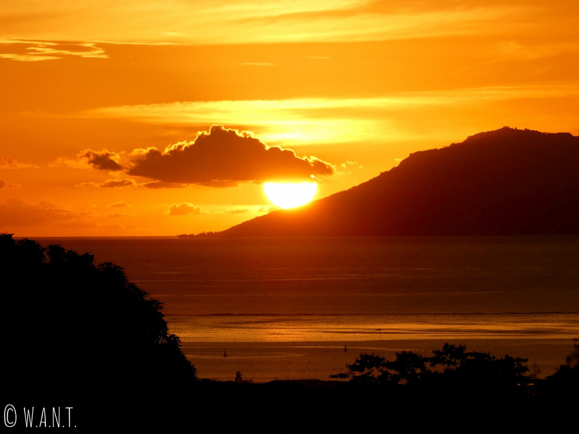 Coucher de soleil derrière l'île de Moorea observé depuis Tahiti