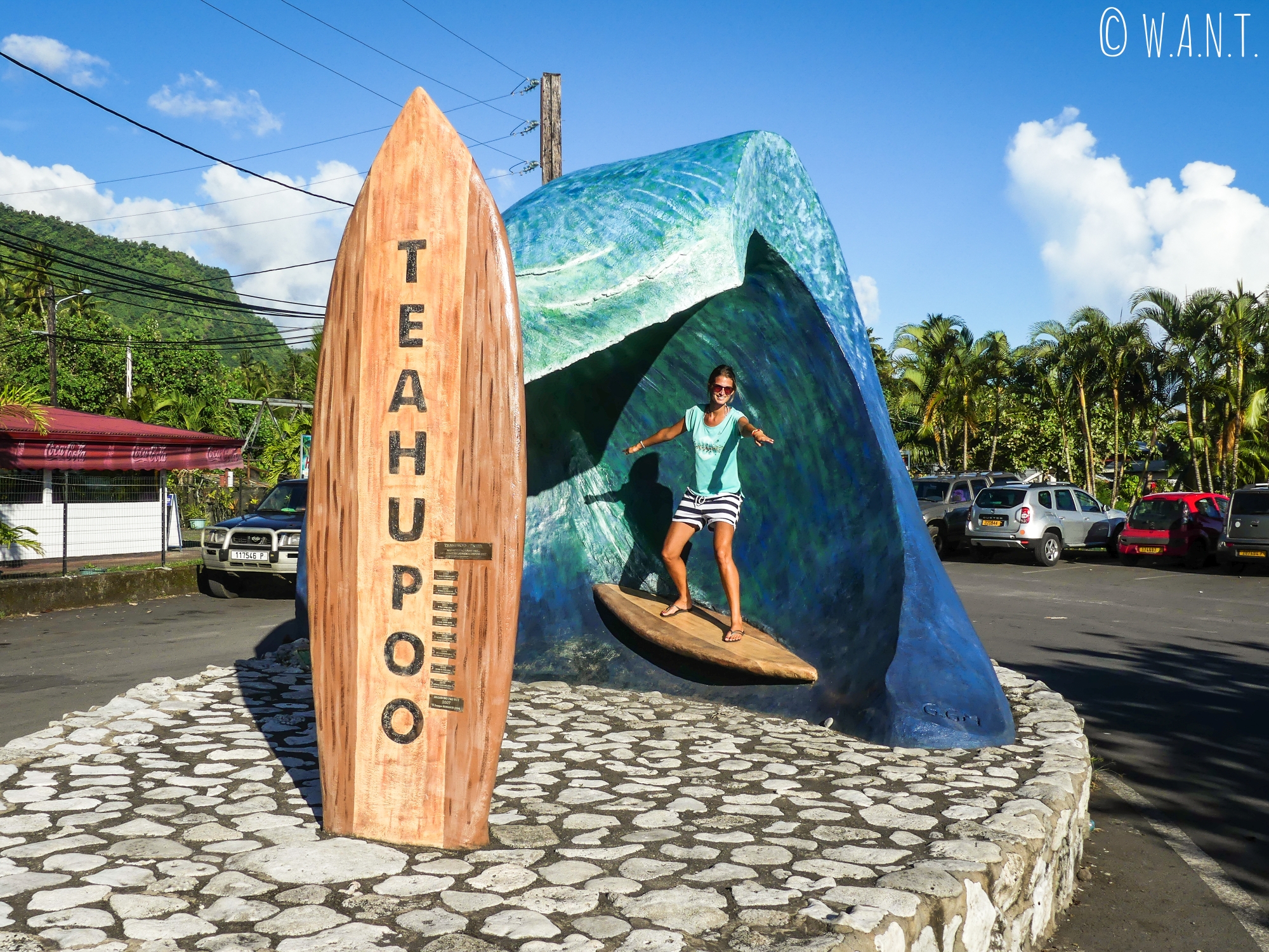 Marion joue à la surfeuse à Teahupoo sur l'île de Tahiti