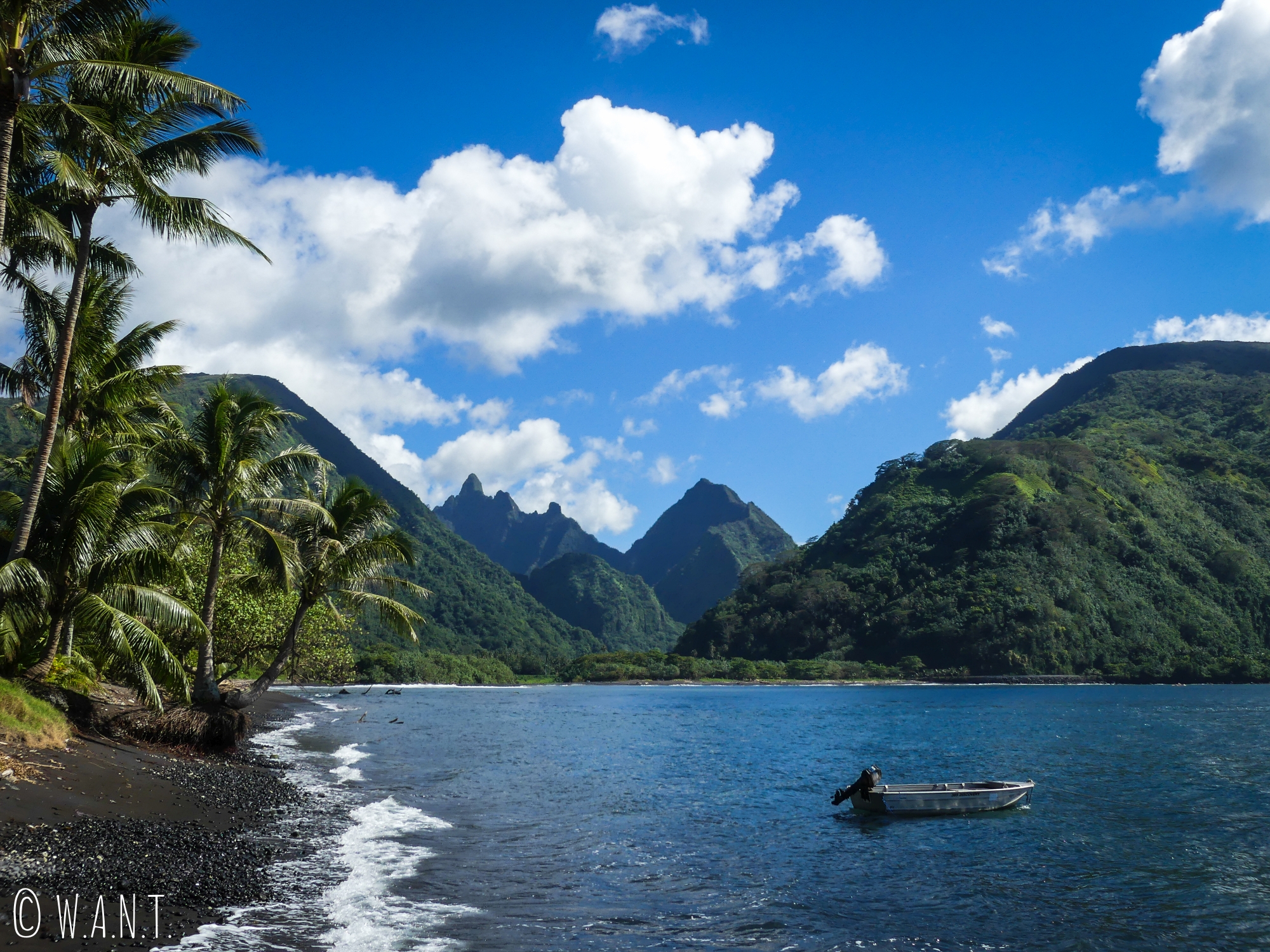 Panorama sublime depuis la plage du village de Tautira sur l'île de Tahiti