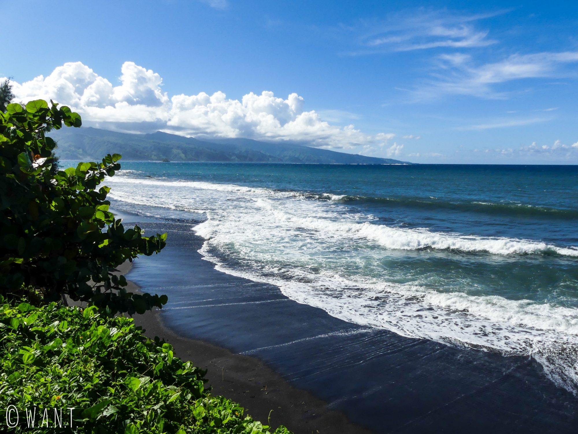 Plage de sable noir sur la péninsule Tahiti Iti